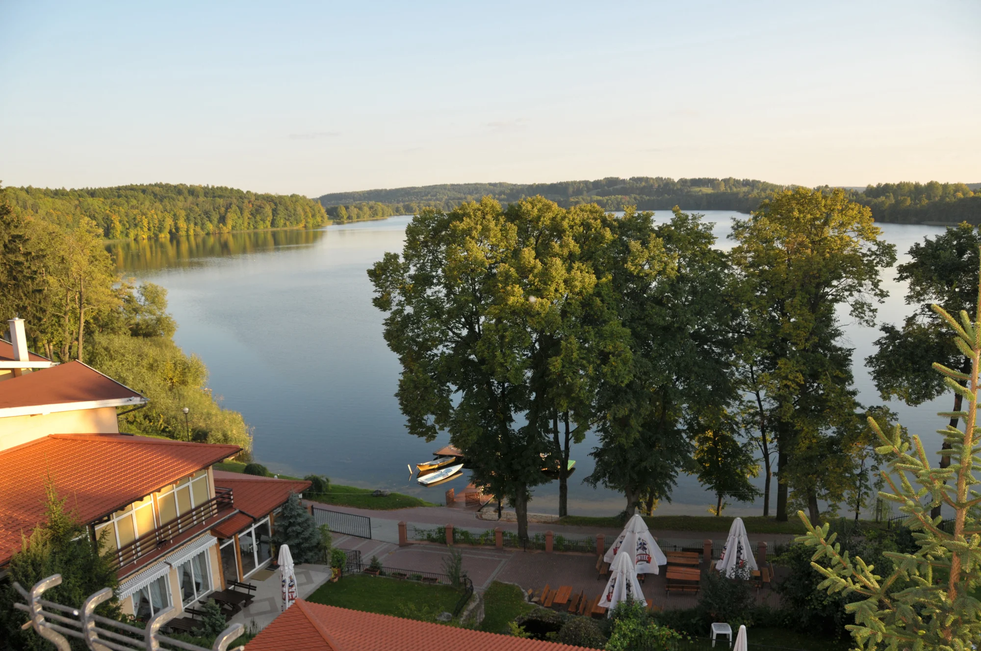 Dovolená u Mazruských jezer: 3* hotel přímo u promenády i snídaně či polopenze
