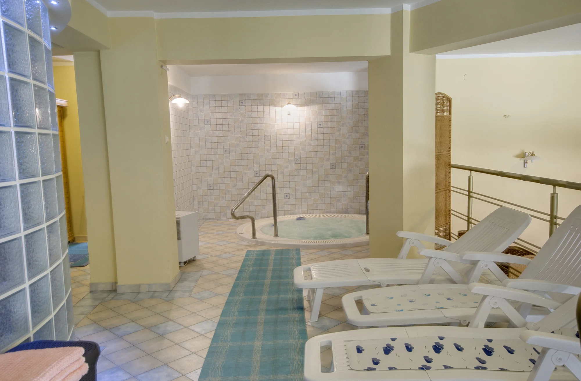 Dovolená u Mazruských jezer: 3* hotel přímo u promenády i snídaně či polopenze