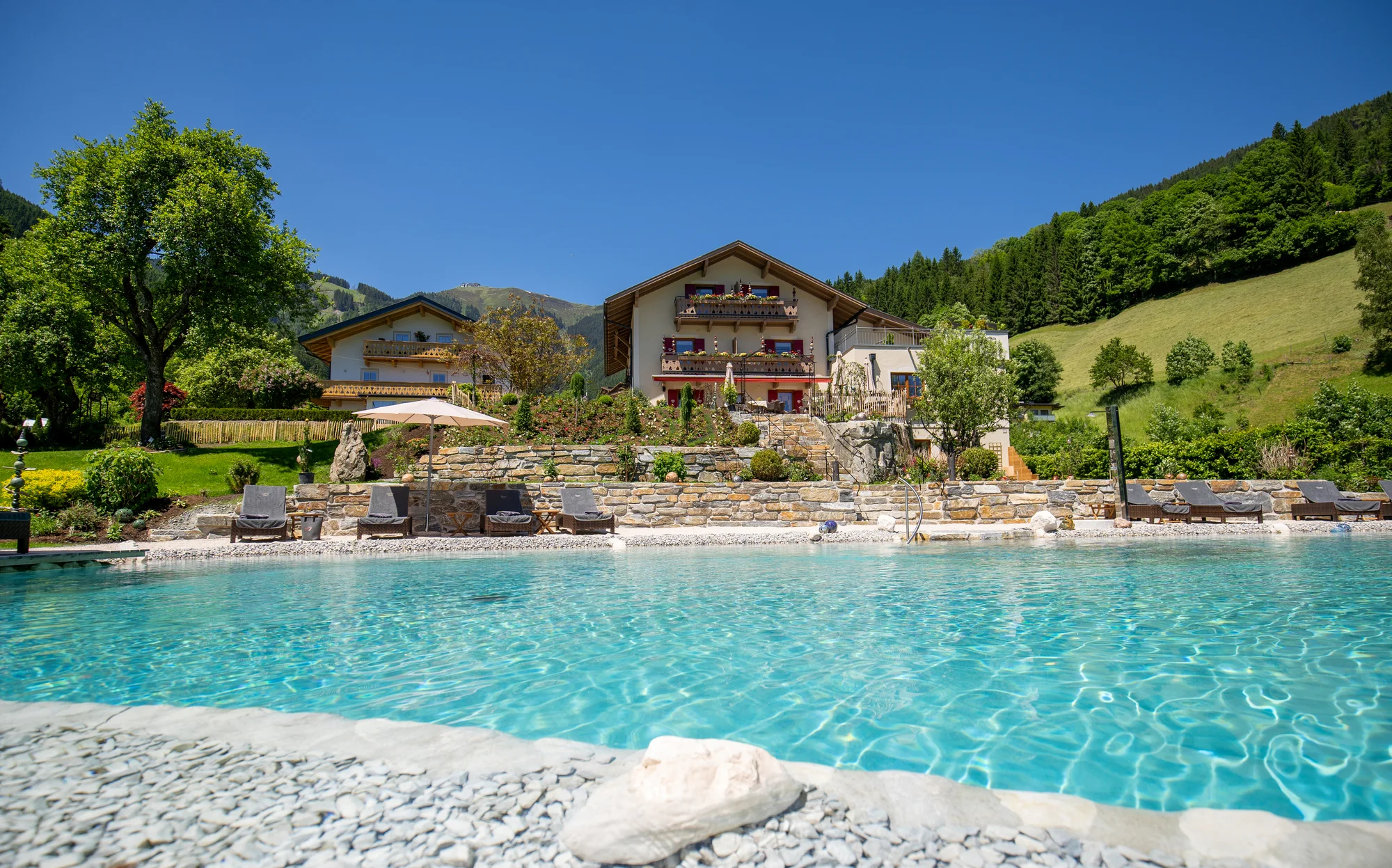 Boutique hotel v Zell am See: wellness s přírodním jezírkem, polopenze i karta výhod