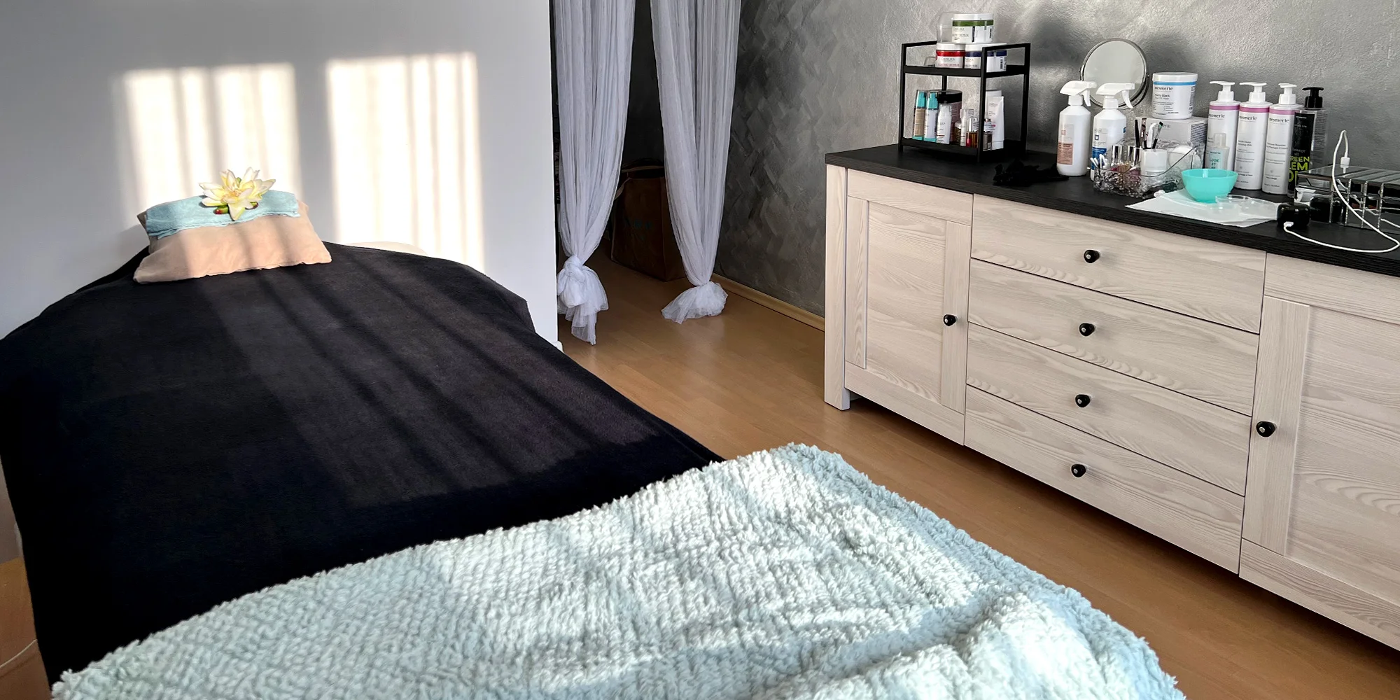 Omlazující péče, relax ošetření i čištění pleti vč. masáže gua sha