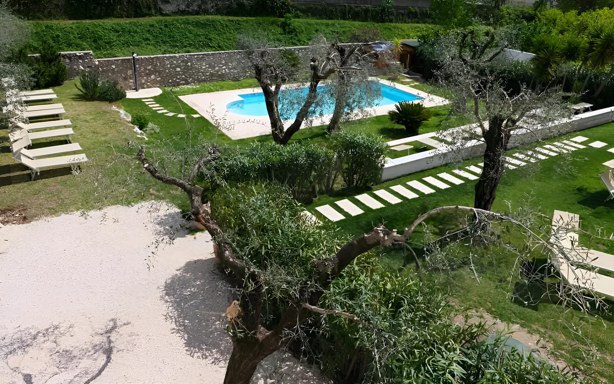 Dovolená v Itálii u jezera Lago di Garda: hotel s bazénem v olivovém háji