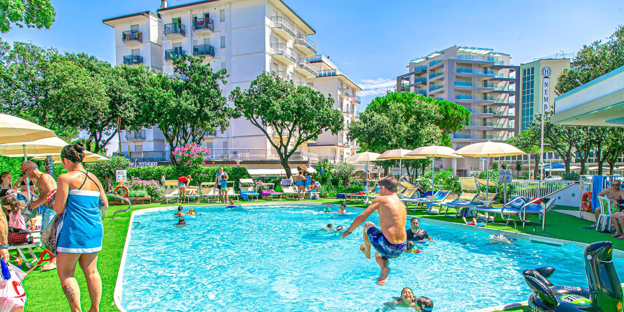 K moři do Itálie: hotel u pláže, bazén a plná penze