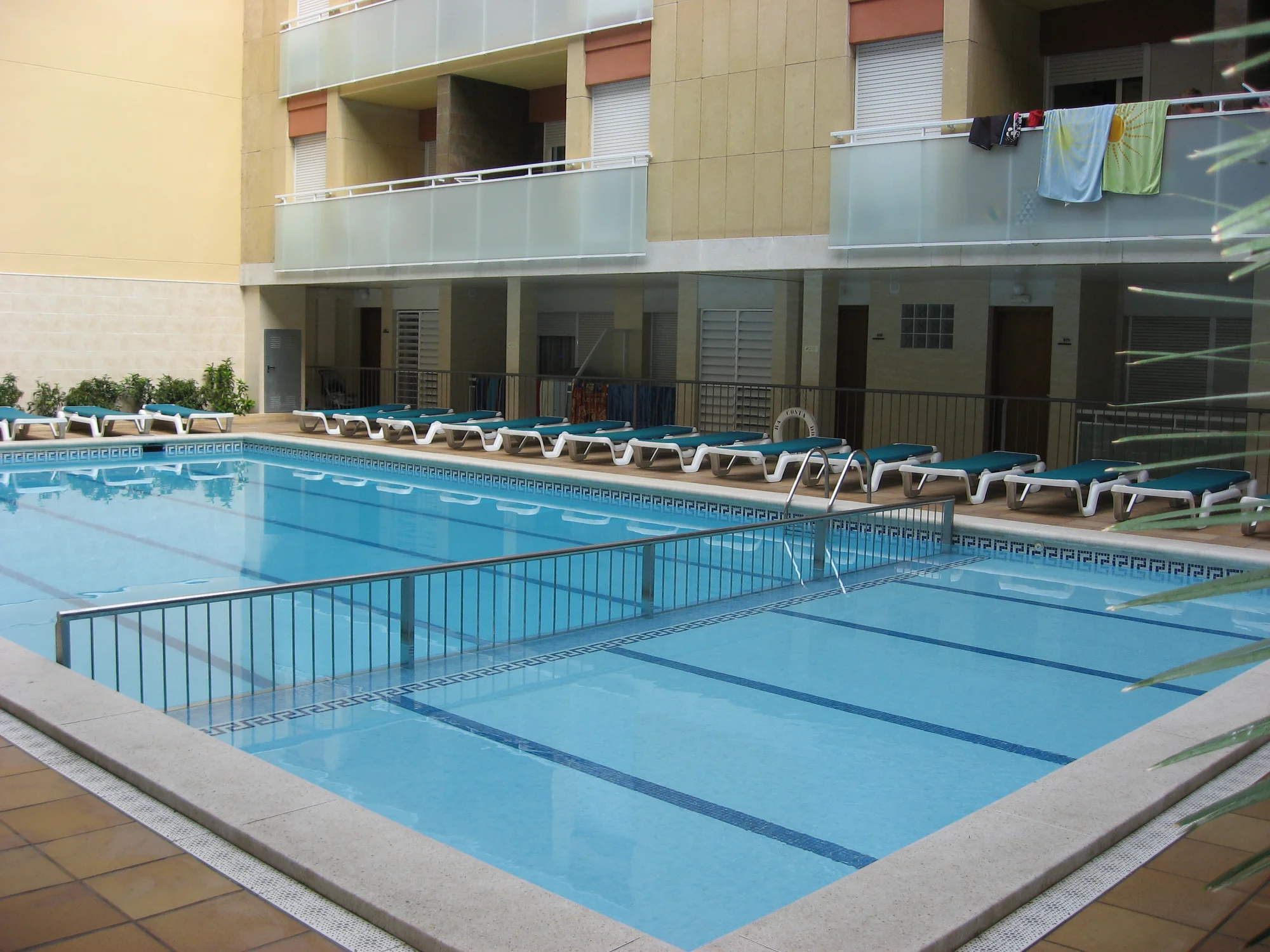 Apartmány na španělském pobřeží Costa Dorada: bazén a terasa, pláž 50 metrů