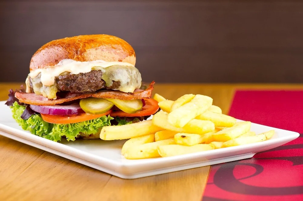 Masová hostina na Smíchově: burger menu, žebra, krkovice a křídla i stripsy a řízečky