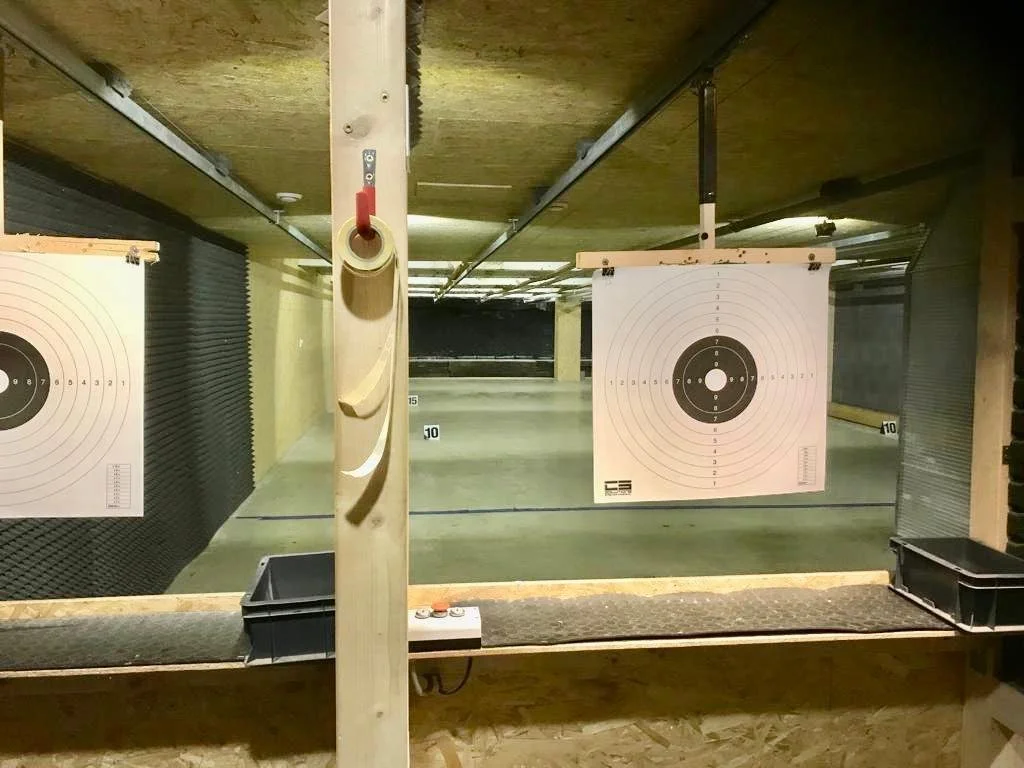 20–120 minut na střelnici: puška, revolver i samopal, vč. dozoru zkušeného instruktora
