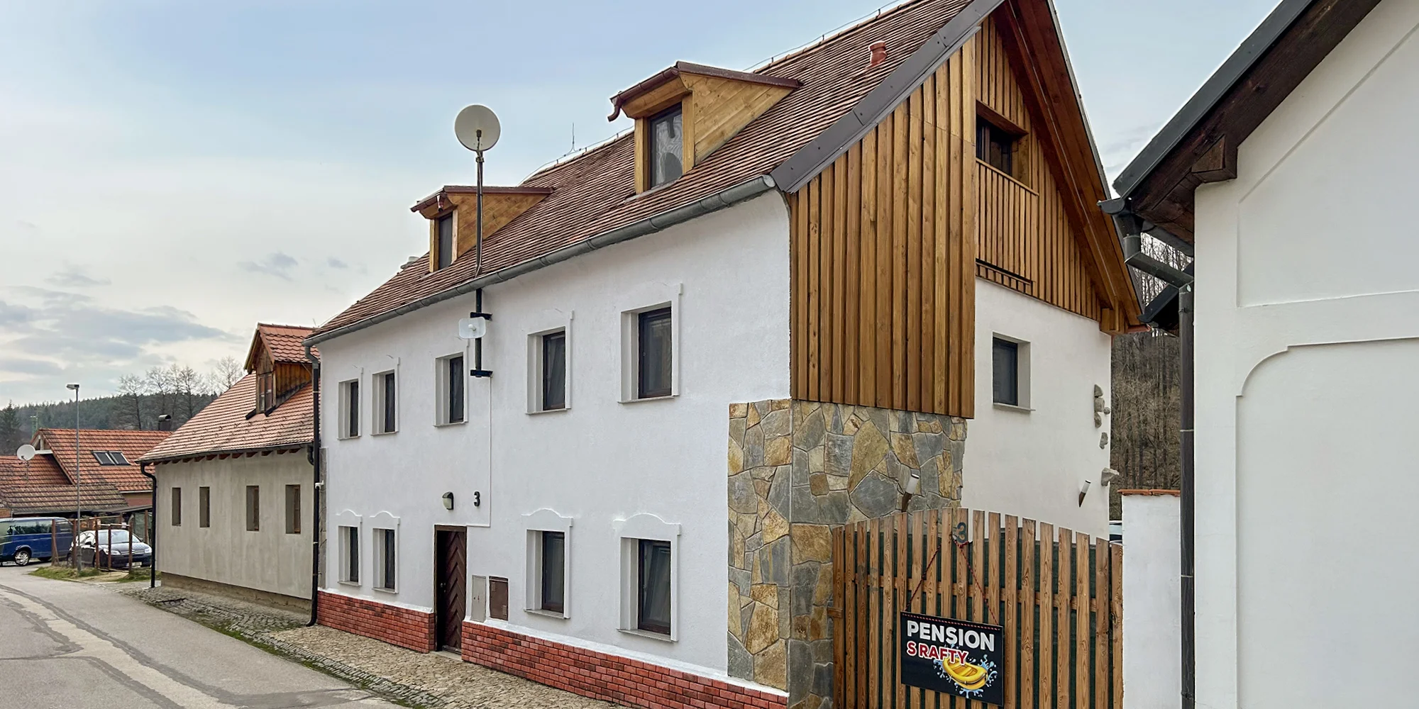 Penzion s půjčovnou raftů: apartmány až pro 7 osob, vč. kuchyně a zahrady s ohništěm, 9 km od Lipna