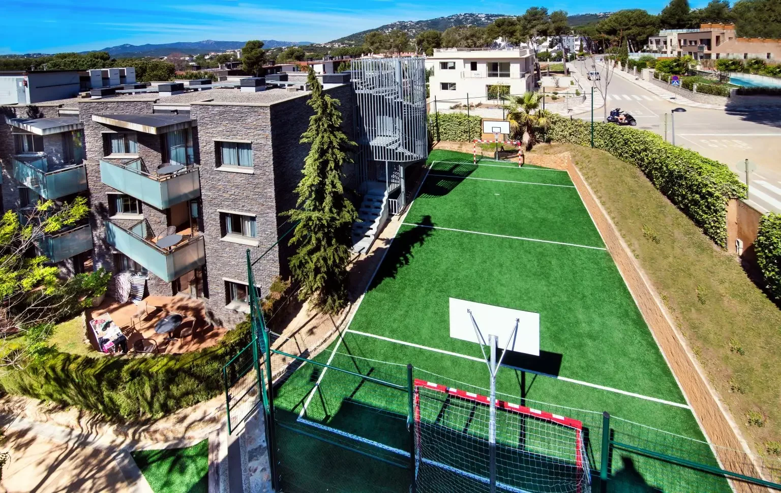 Rodinná dovolená na španělském pobřeží: 4* apartmány s polopenzí, bazén, animační program