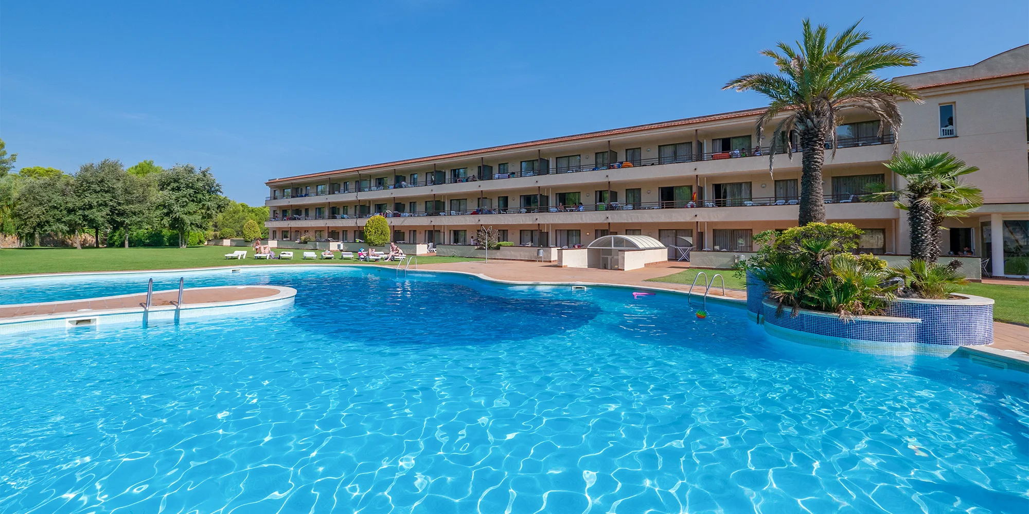 Španělská Costa Brava: příjemný hotel kousek od pláže a neomezeně bazén