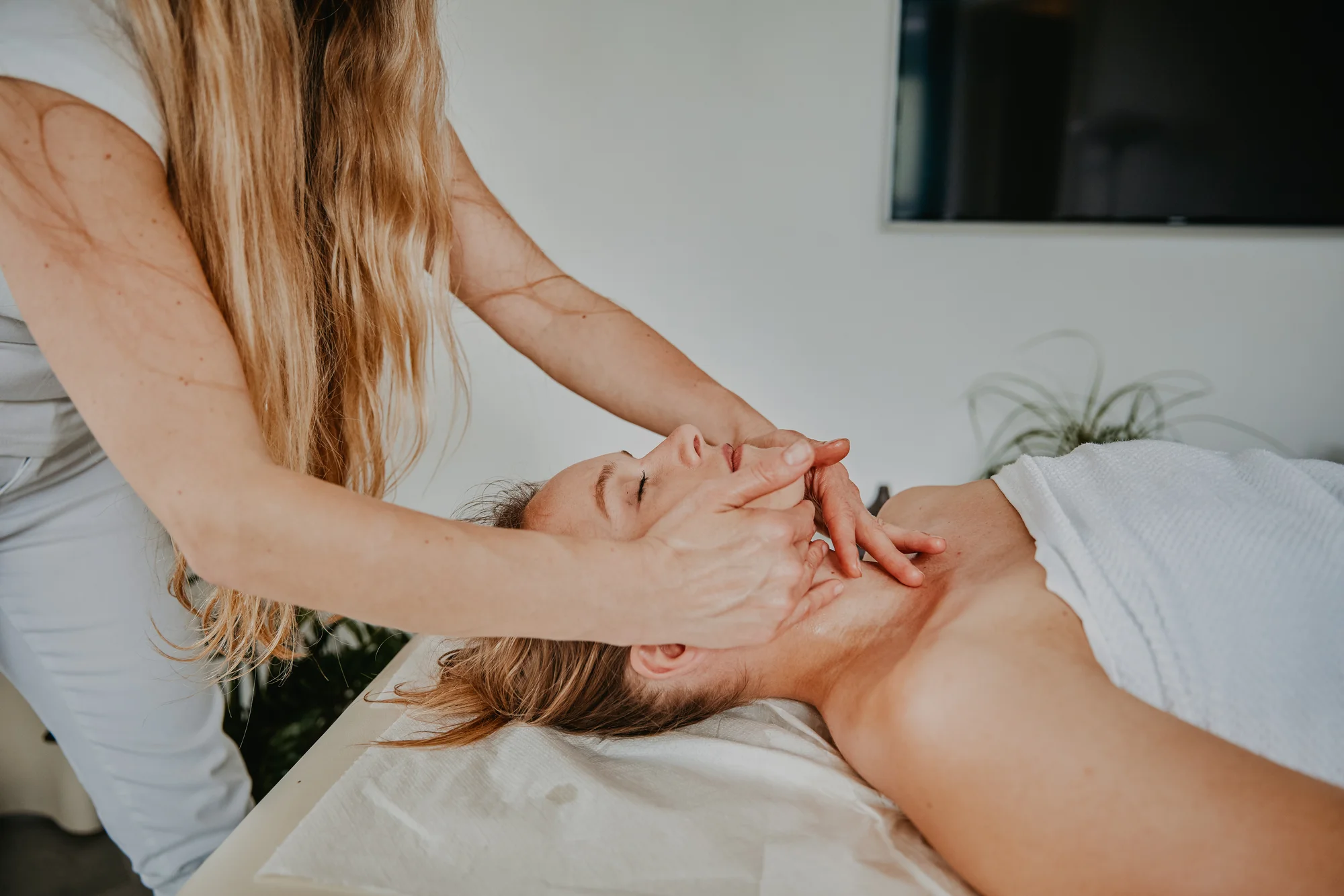 Relaxační masáž celého těla v délce 120 min. i s nealko sektem a ovocem
