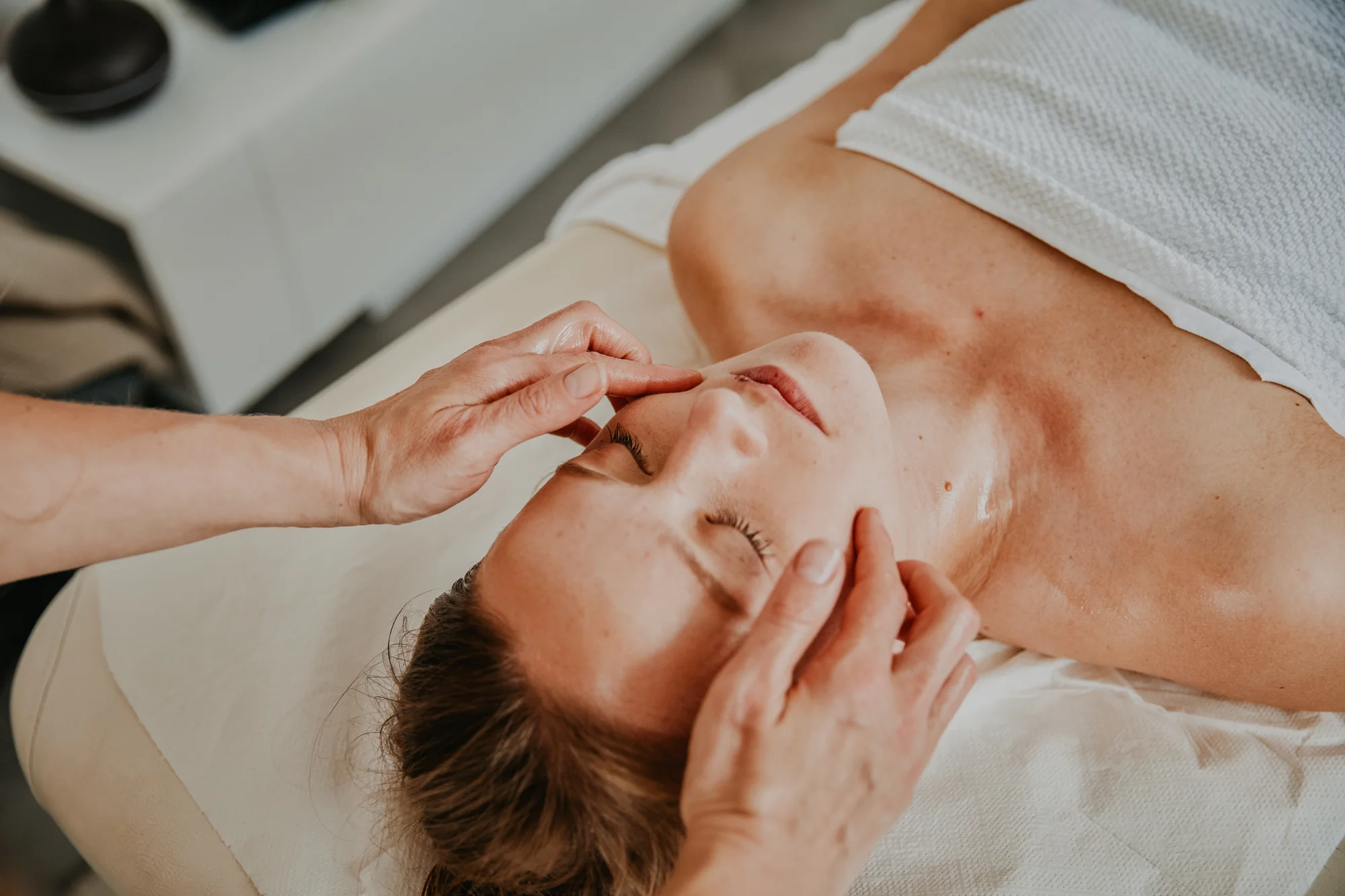 Relaxační masáž celého těla v délce 120 min. i s nealko sektem a ovocem