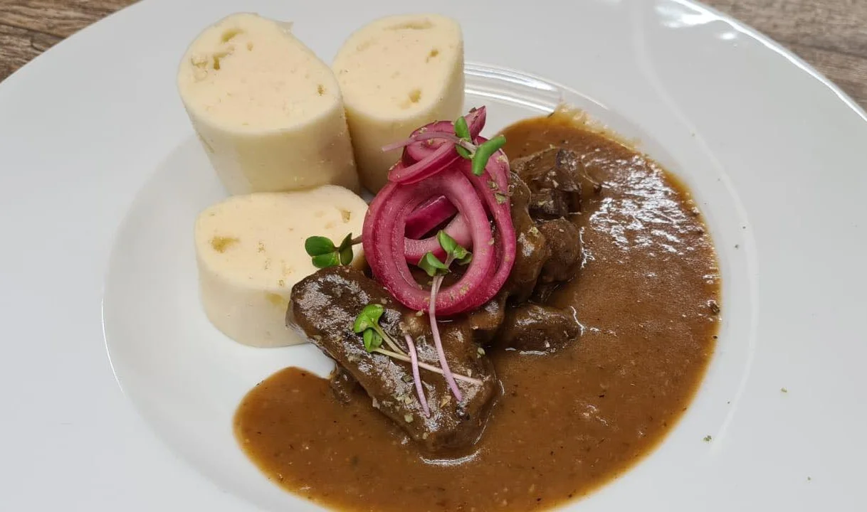 Luxusní čtyřchodové menu v Ostrově pro dva: jelení guláš, tagliatelle i Pavlova