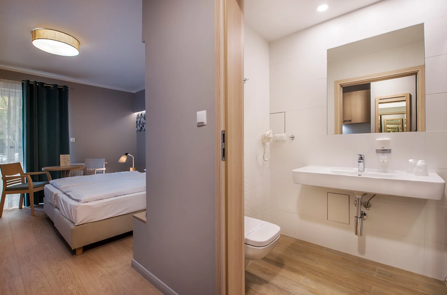 Historický hotel ve Svinoústí: elegantní interiéry, neomezený wellness a snídaně, polopenze či plná penze