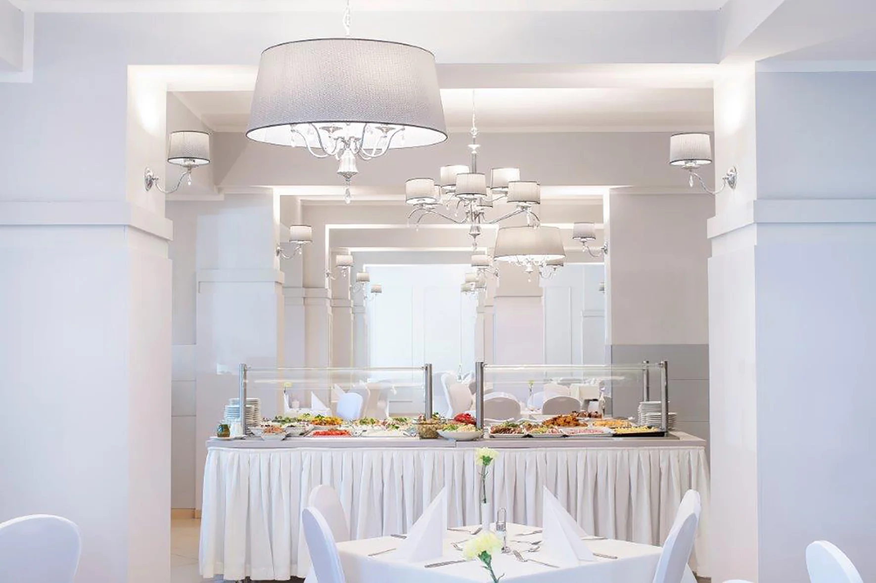Historický hotel ve Svinoústí: elegantní interiéry, neomezený wellness a snídaně, polopenze či plná penze