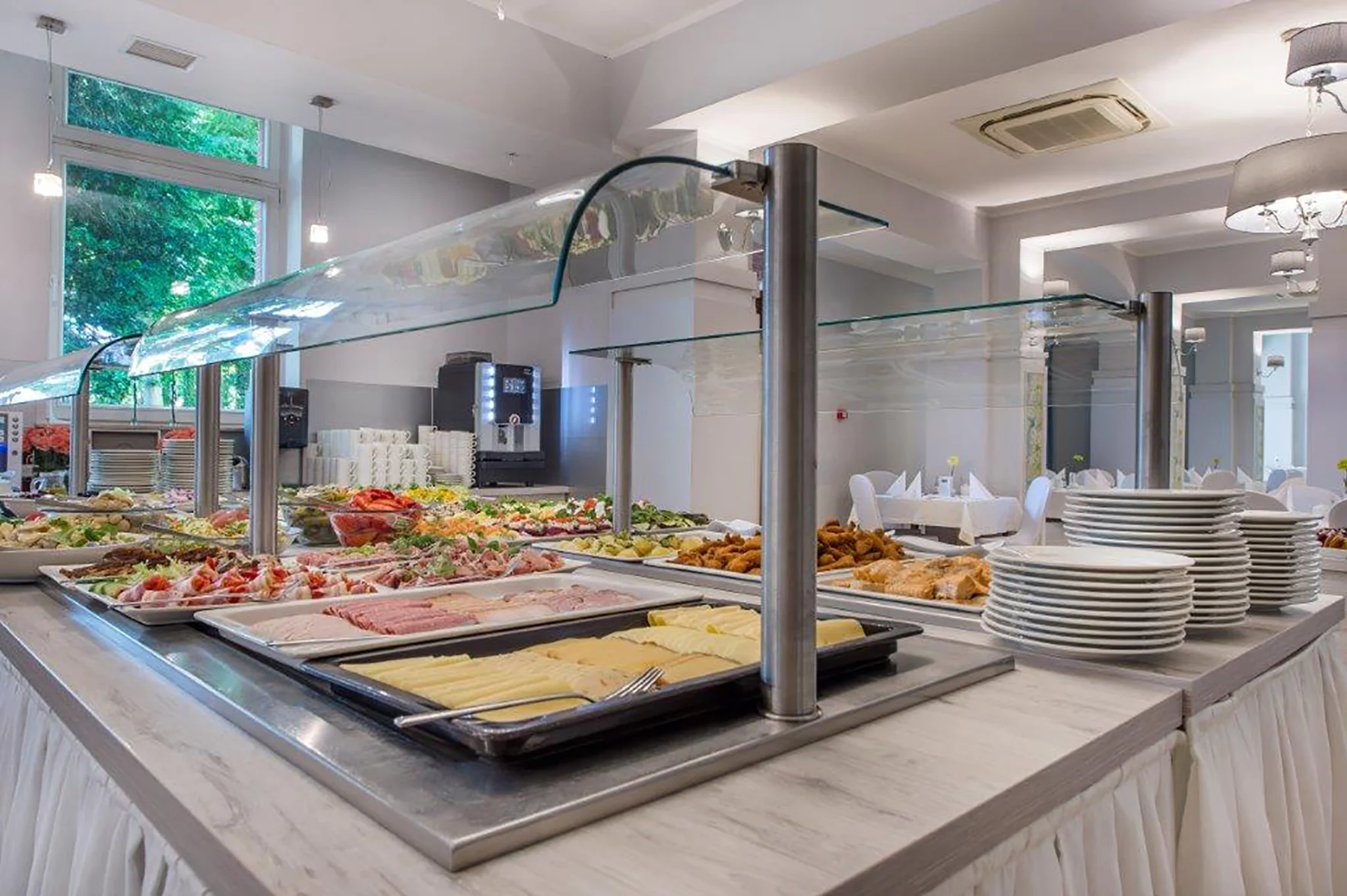 Historický hotel ve Svinoústí: elegantní interiéry, neomezený wellness a snídaně, polopenze či plná penze