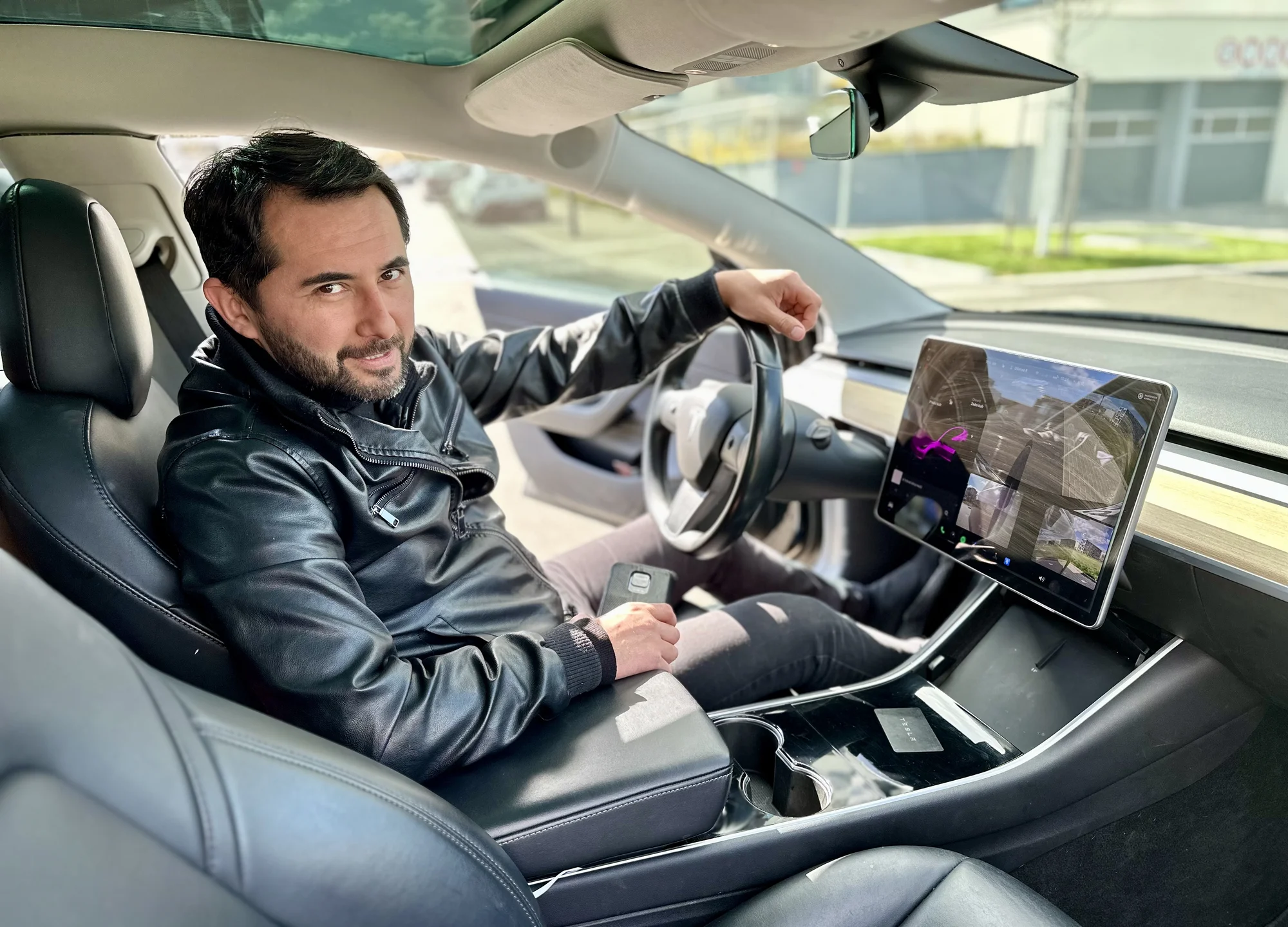 Až 120 min. řízení Tesly 3 Performance pro 1 či 2 osoby i s voucherem do restaurace