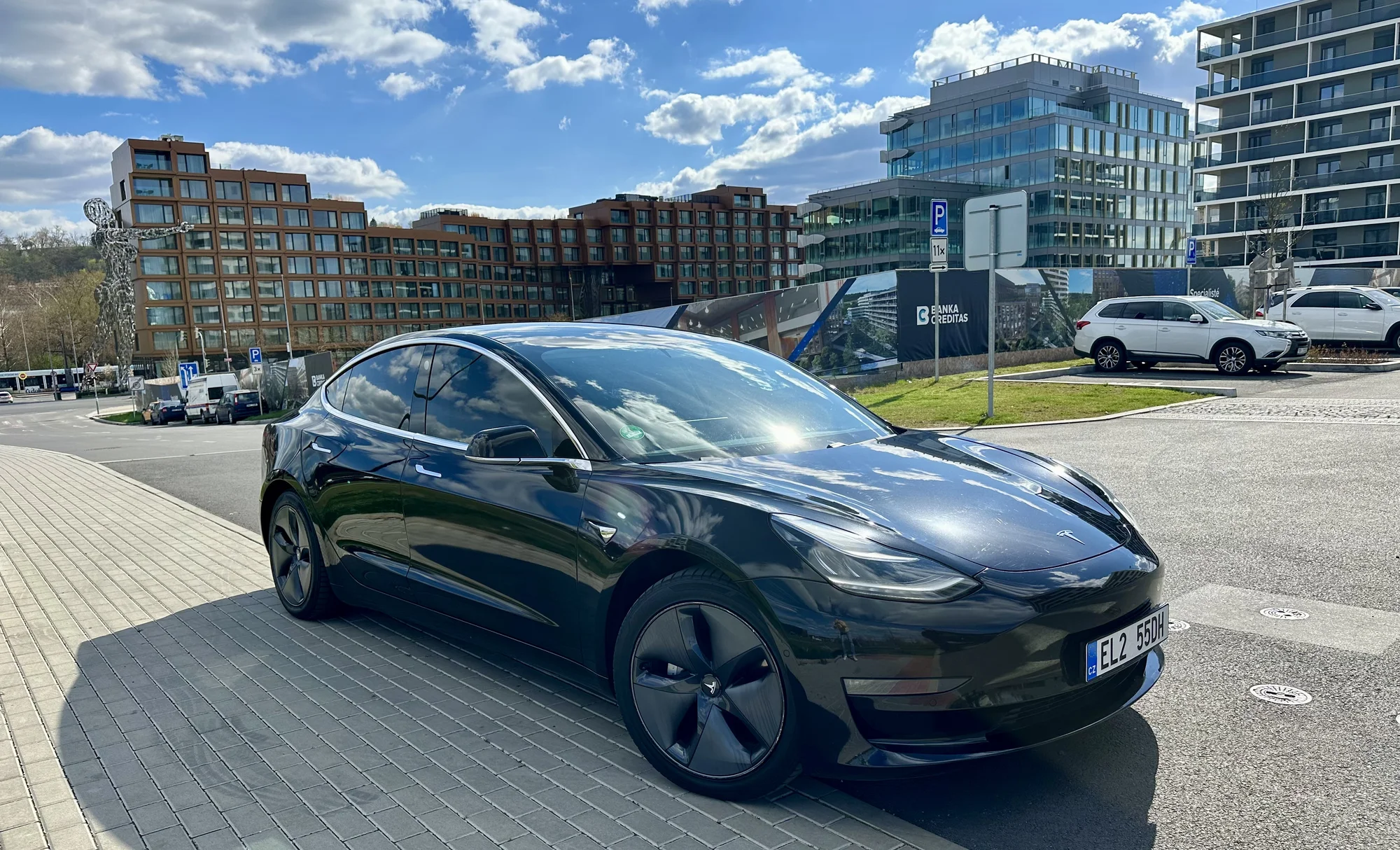 Až 120 min. řízení Tesly 3 Performance pro 1 či 2 osoby i s voucherem do restaurace