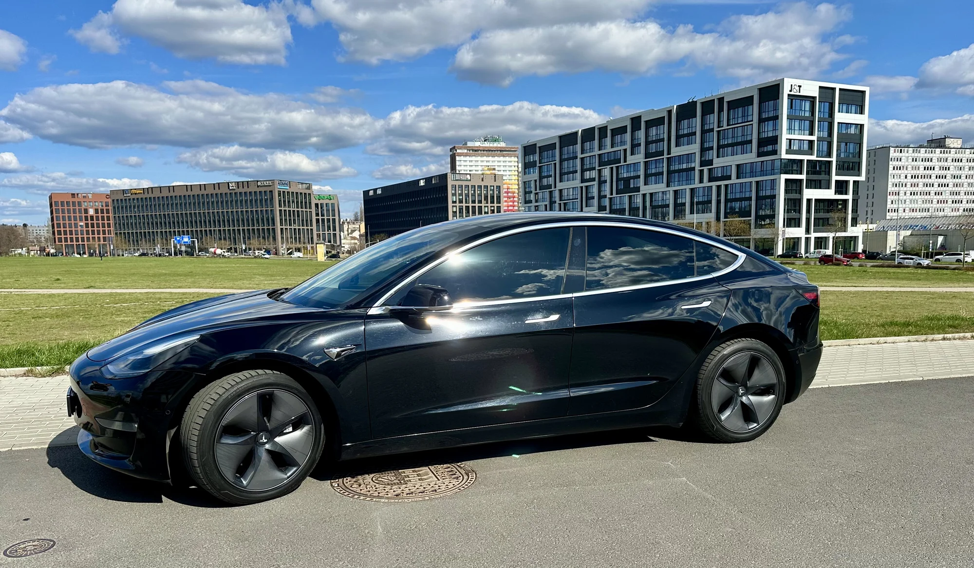 Až 120 min. řízení Tesly 3 Performance pro 1 či 2 osoby i s voucherem do restaurace