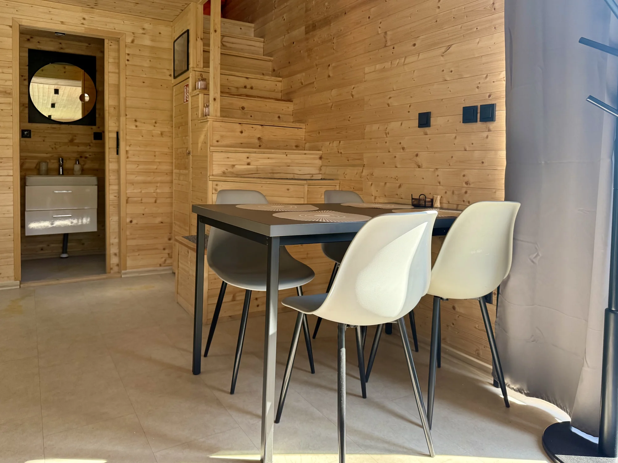 Glamping u Vltavy na dosah Prahy: domeček se saunou a venkovní terasa s grilem