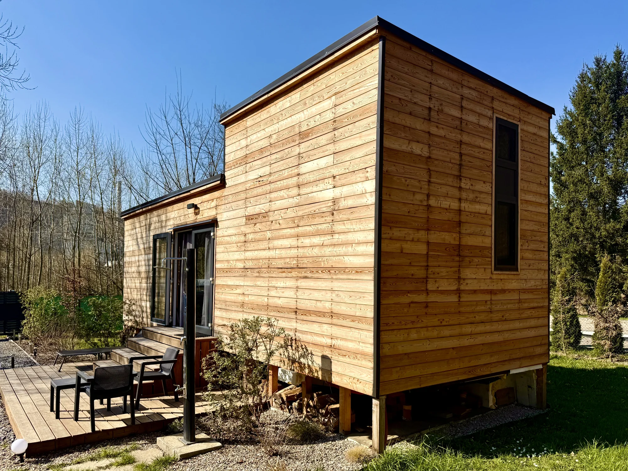 Glamping u Vltavy na dosah Prahy: domeček se saunou a venkovní terasa s grilem