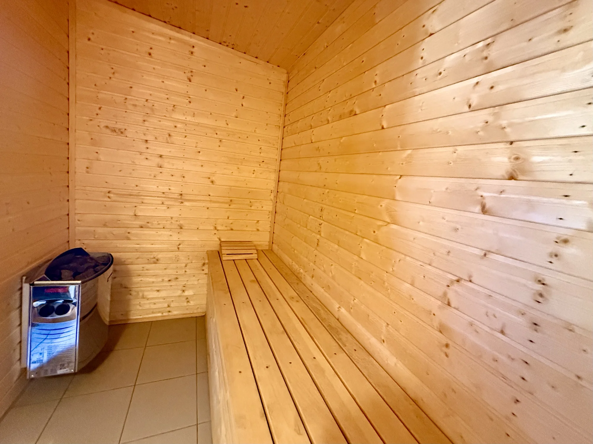 Glamping u Vltavy na dosah Prahy: domeček se saunou a venkovní terasa s grilem