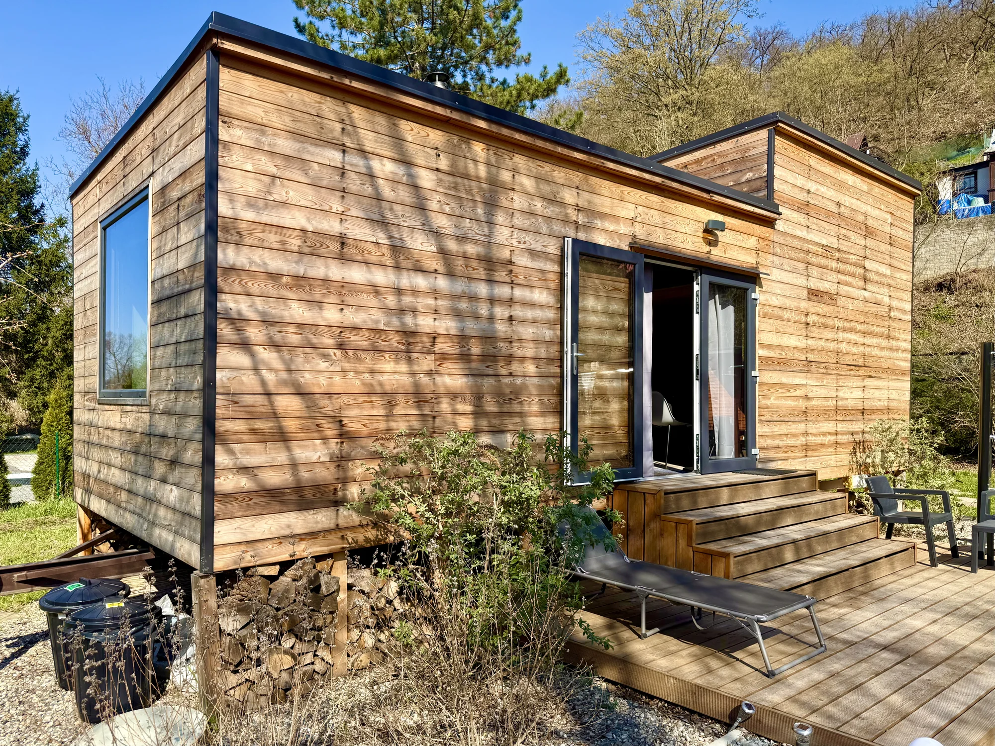 Glamping u Vltavy na dosah Prahy: domeček se saunou a venkovní terasa s grilem