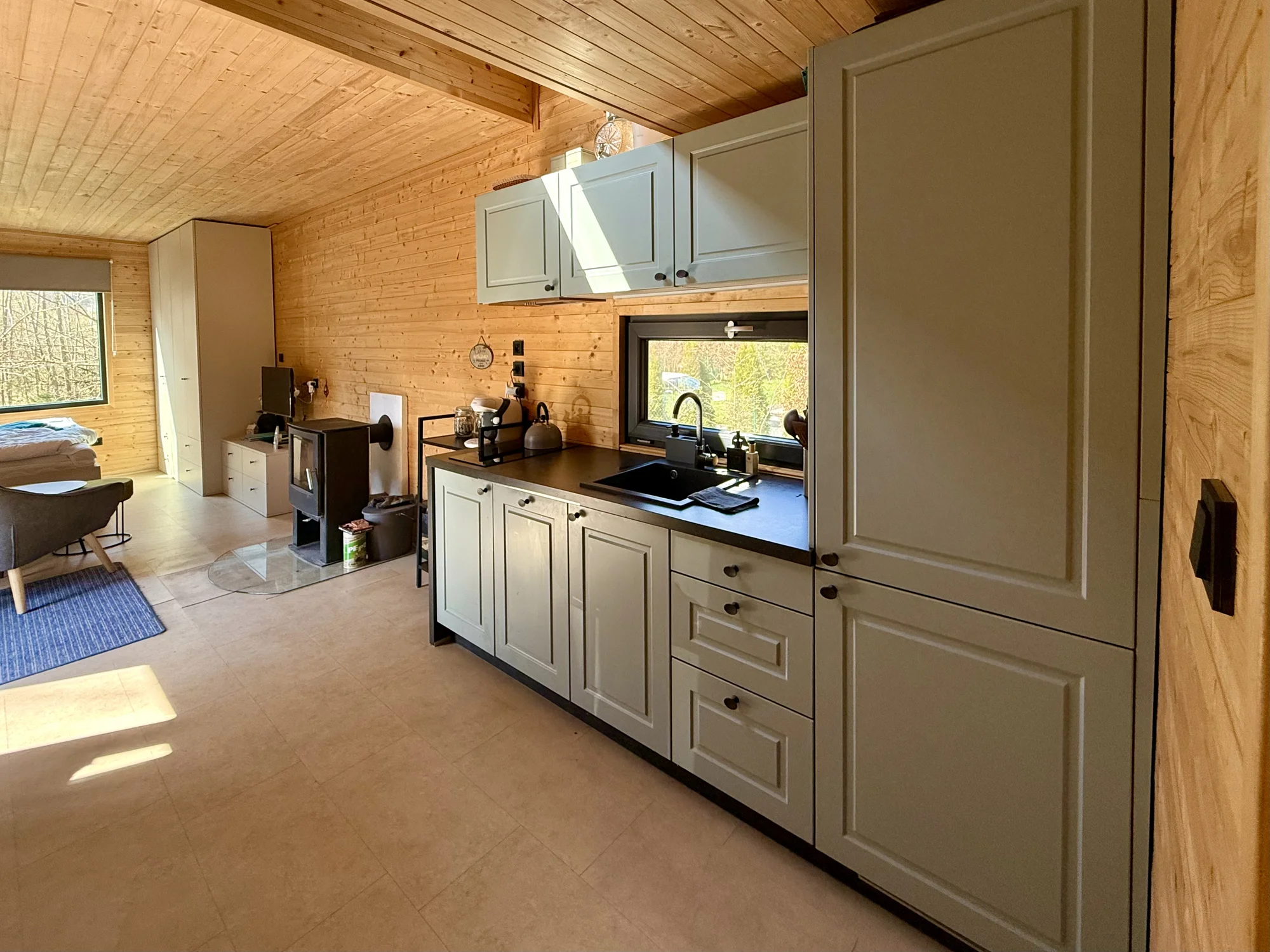 Glamping u Vltavy na dosah Prahy: domeček se saunou a venkovní terasa s grilem