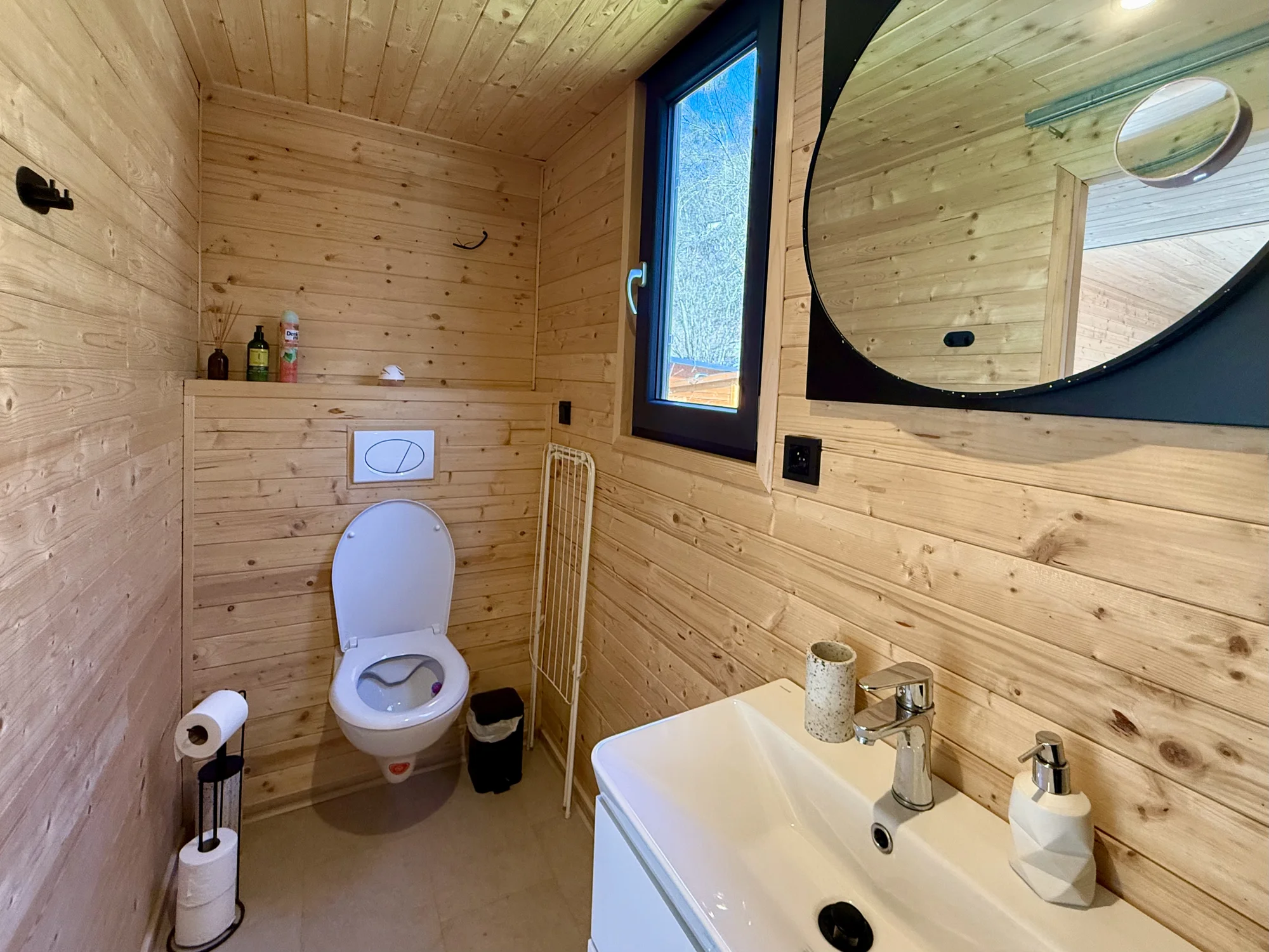 Glamping u Vltavy na dosah Prahy: domeček se saunou a venkovní terasa s grilem