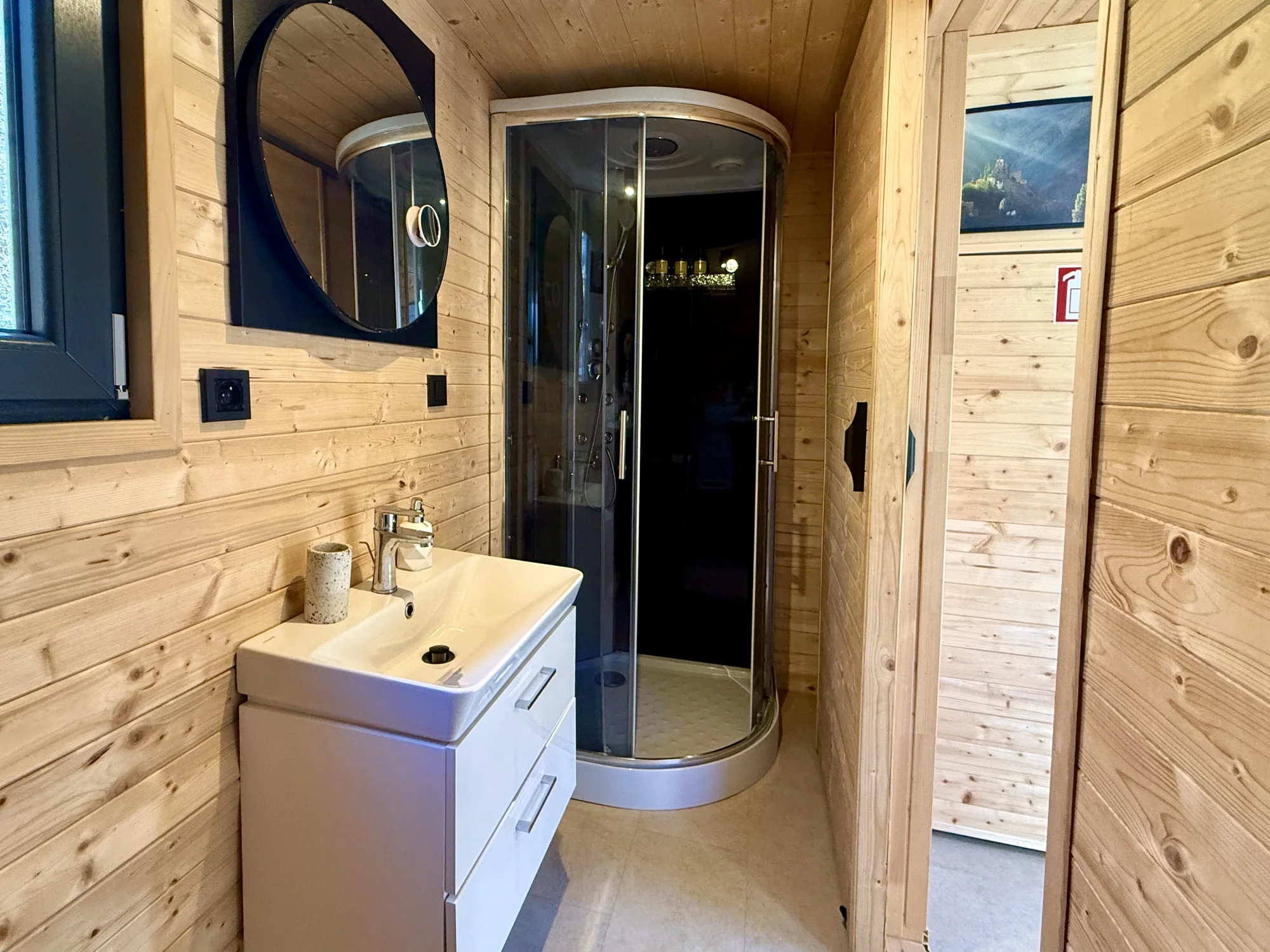 Glamping u Vltavy na dosah Prahy: domeček se saunou a venkovní terasa s grilem