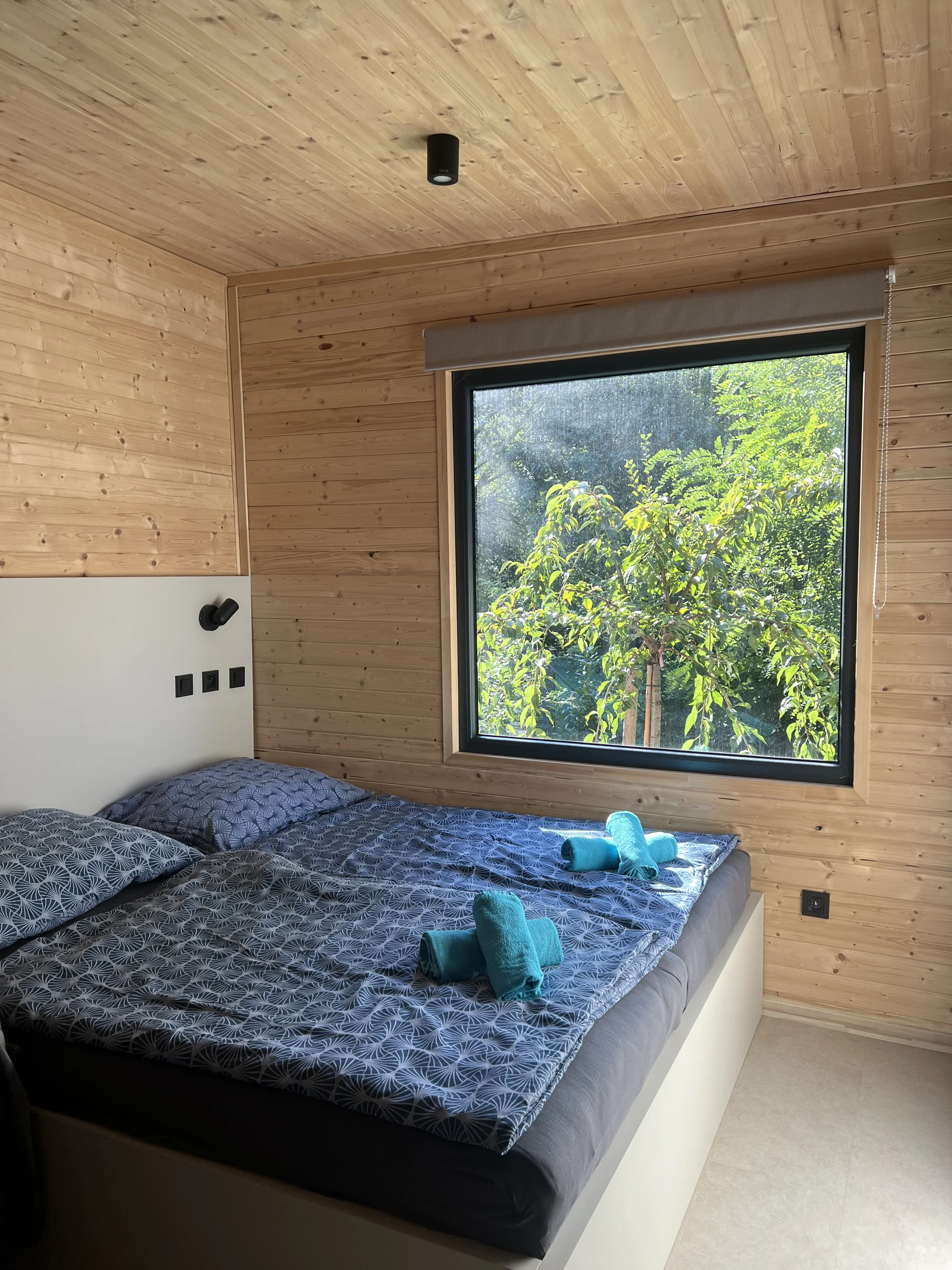 Glamping u Vltavy na dosah Prahy: domeček se saunou a venkovní terasa s grilem