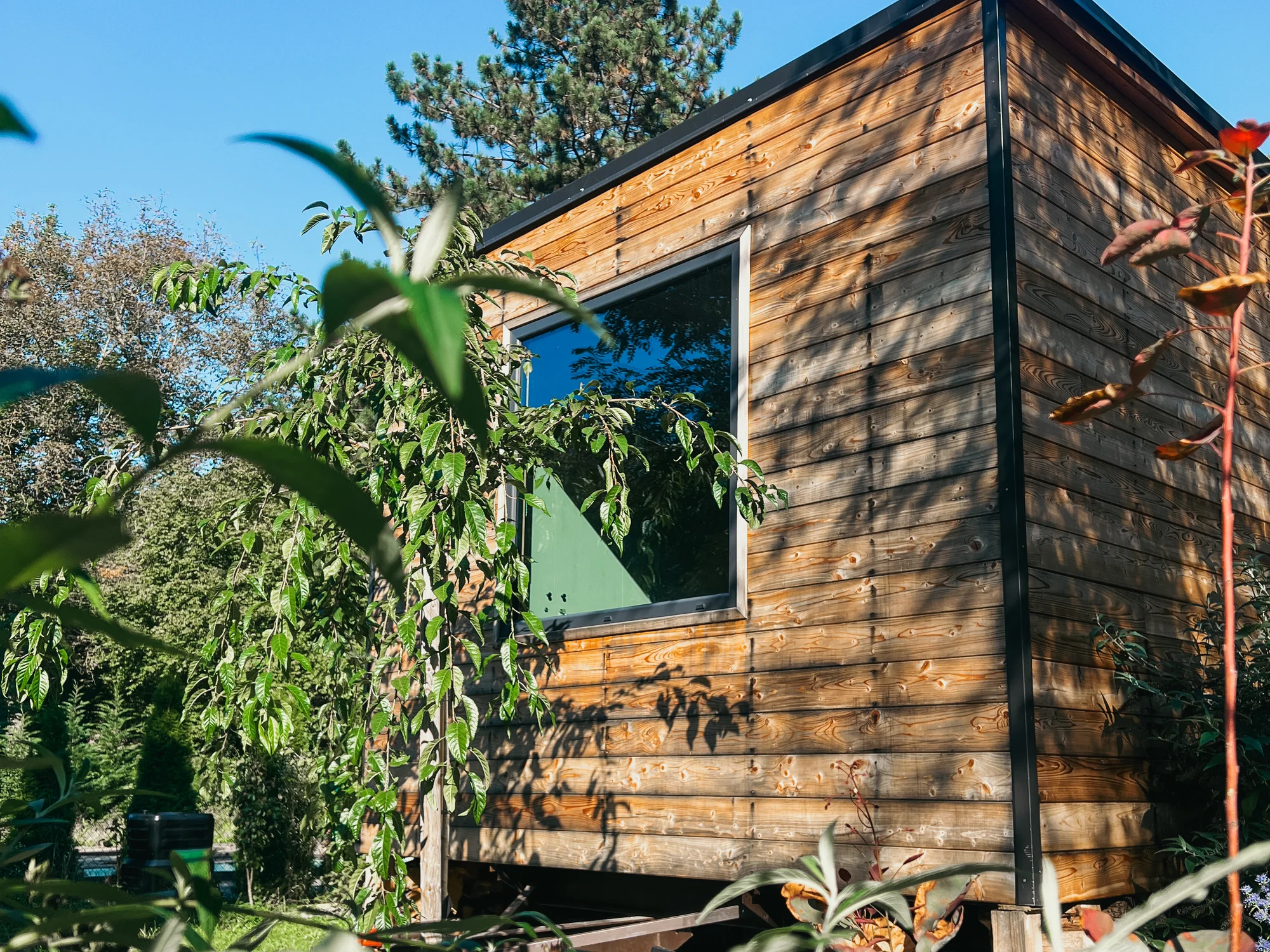 Glamping u Vltavy na dosah Prahy: domeček se saunou a venkovní terasa s grilem