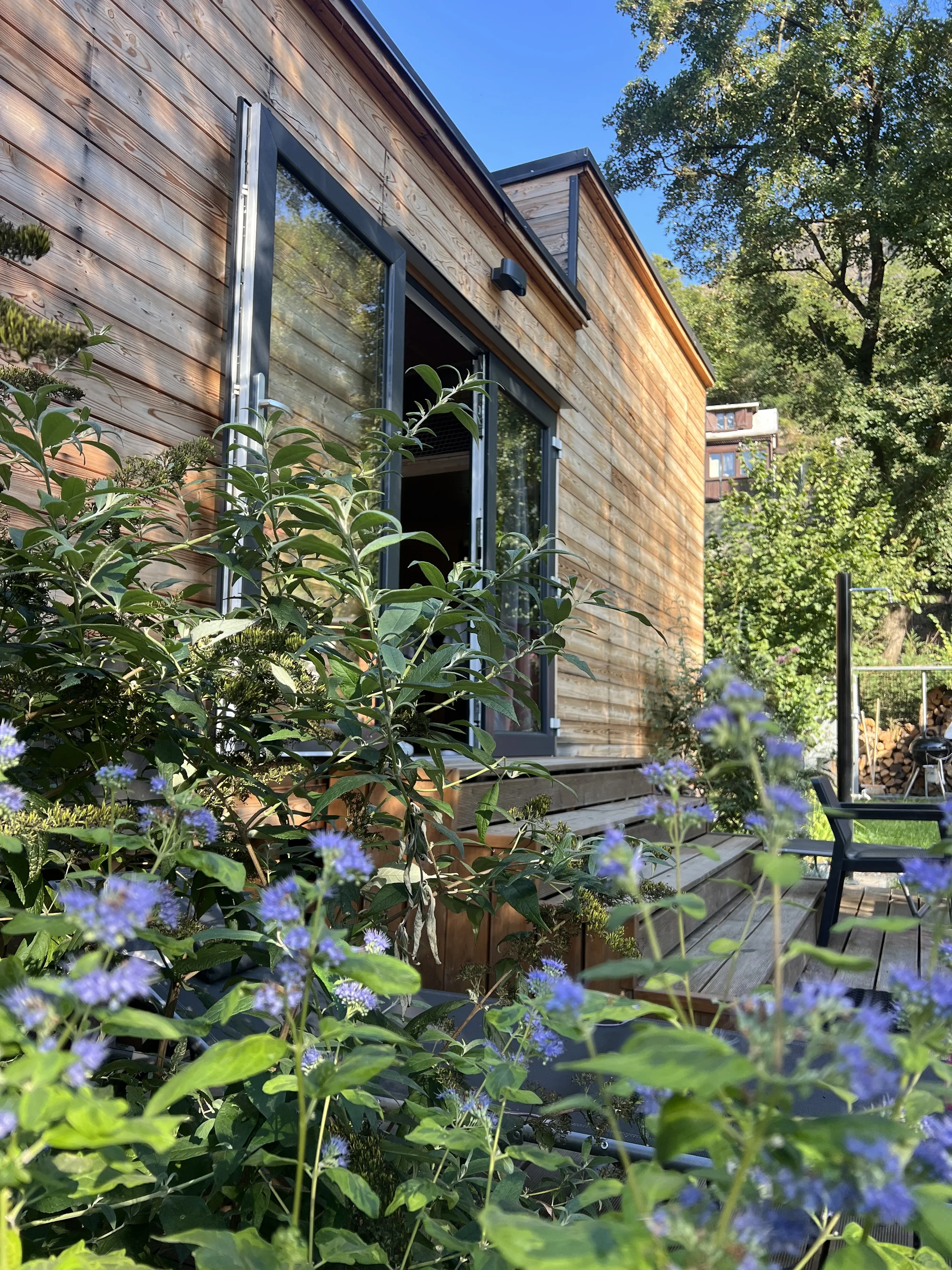 Glamping u Vltavy na dosah Prahy: domeček se saunou a venkovní terasa s grilem