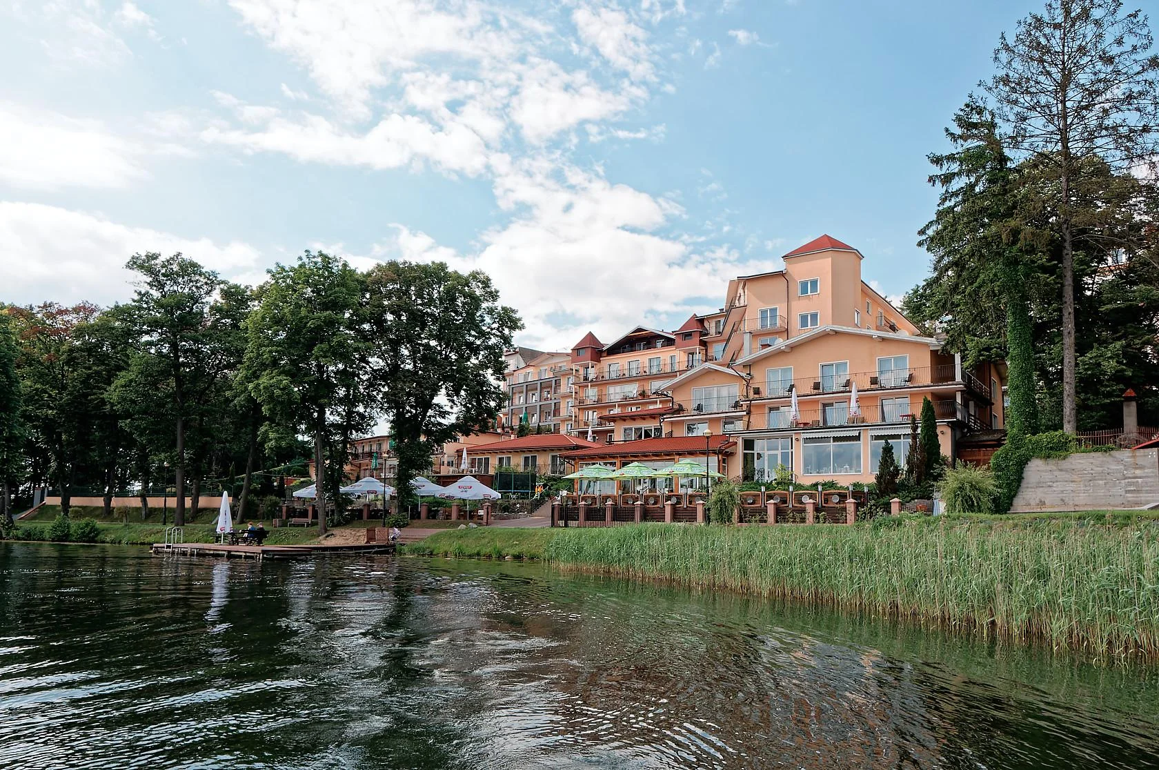 Dovolená u Mazruských jezer: 3* hotel přímo u promenády i snídaně či polopenze