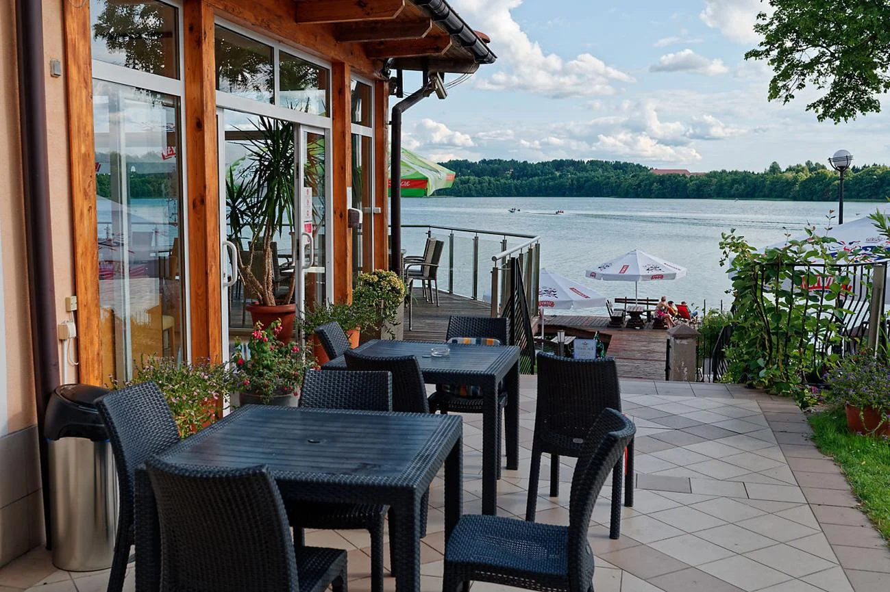 Dovolená u Mazruských jezer: 3* hotel přímo u promenády i snídaně či polopenze