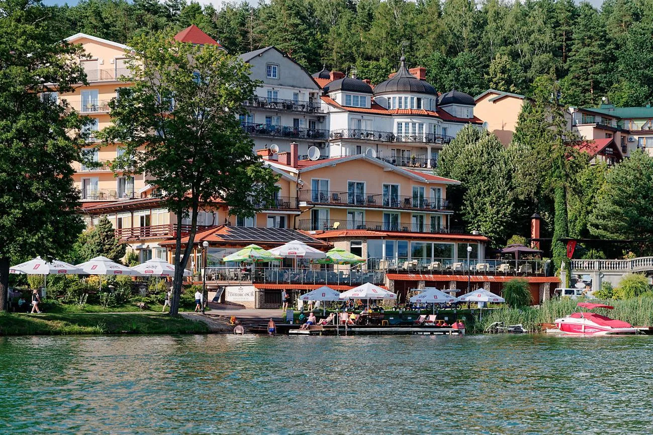 Dovolená u Mazruských jezer: 3* hotel přímo u promenády i snídaně či polopenze