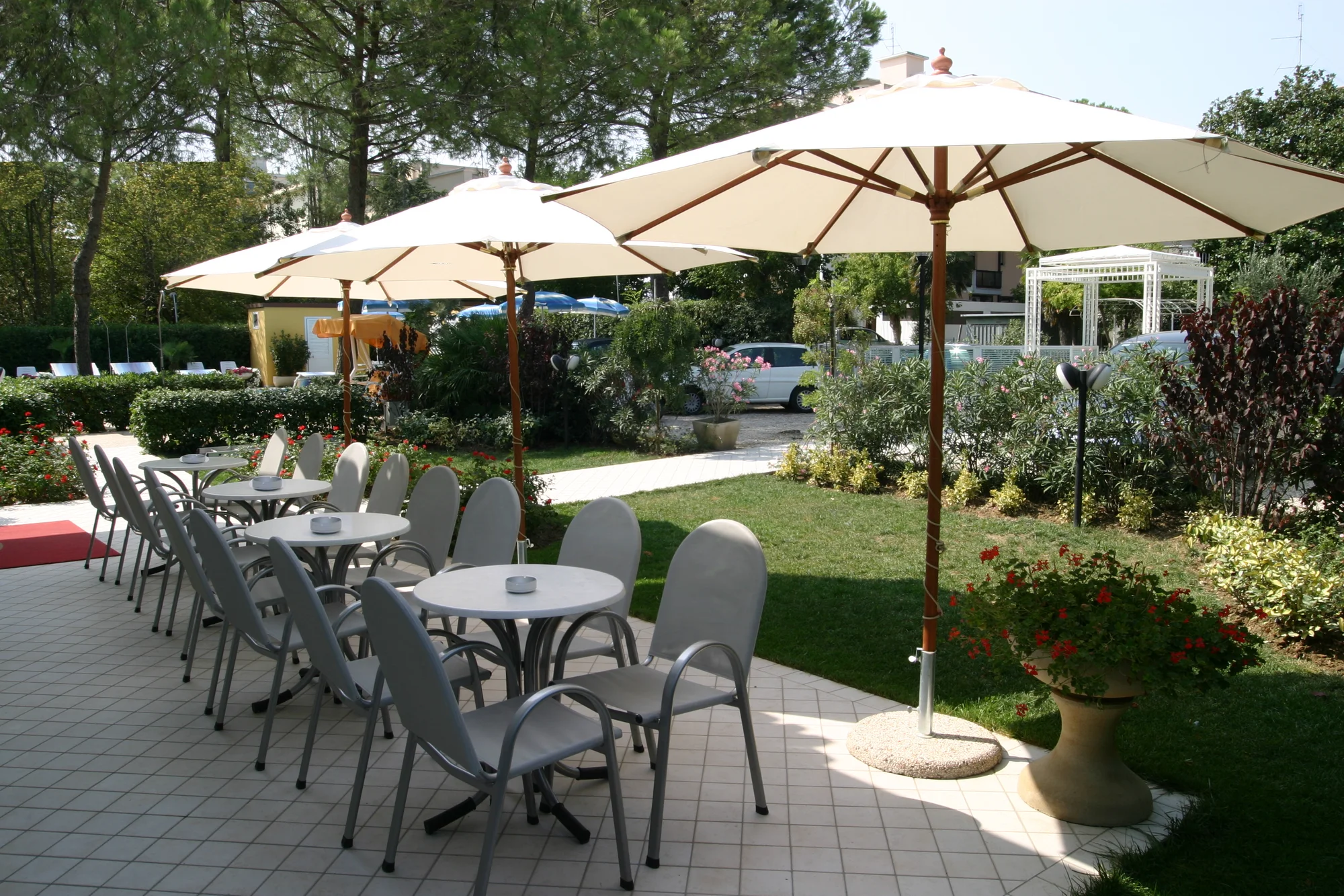 Rimini: hotel u pláže s bazénem i snídaní, 1 noc zdarma