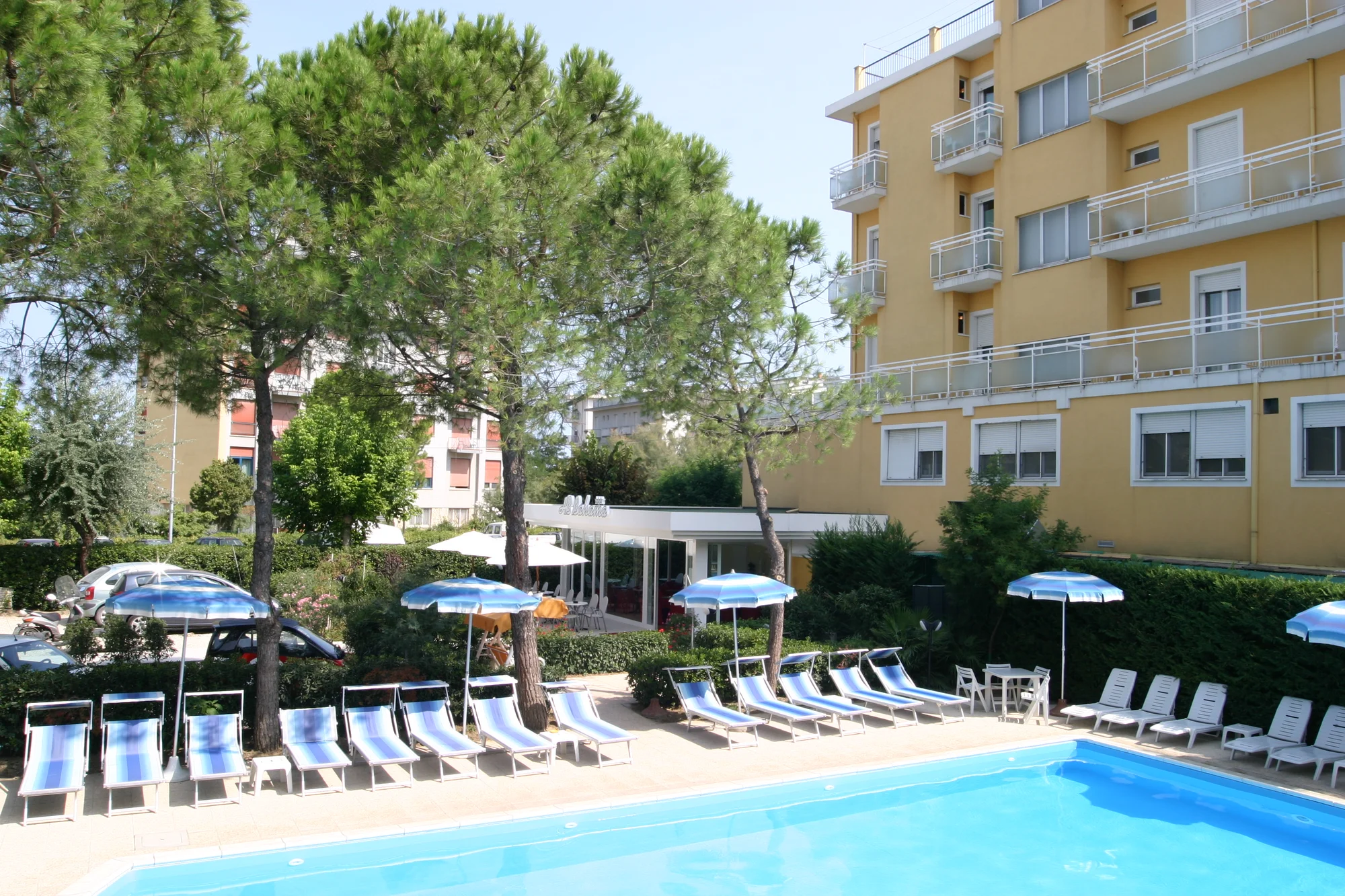 Rimini: hotel u pláže s bazénem i snídaní, 1 noc zdarma