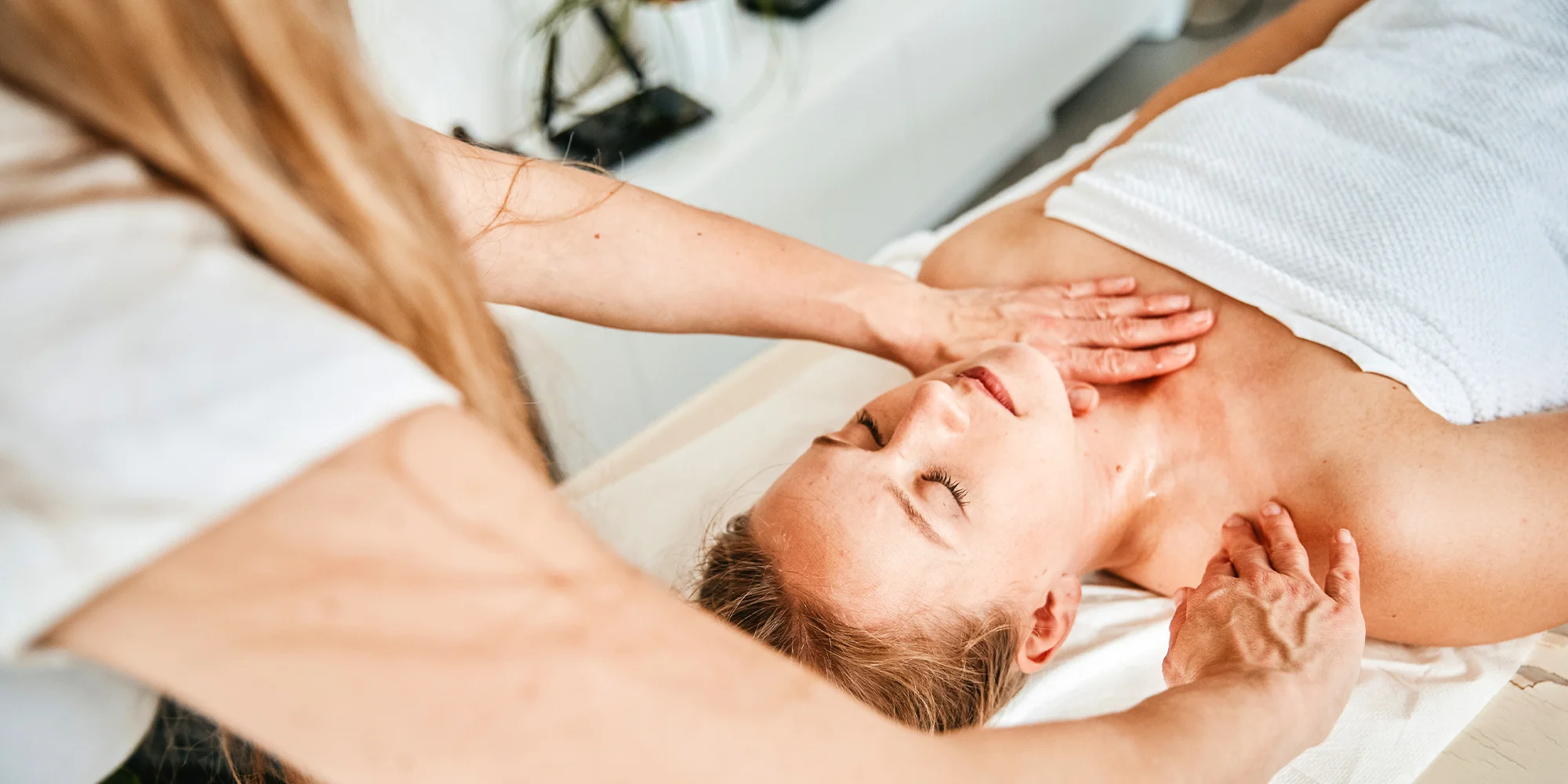 Relaxační masáž celého těla i se sektem a ovocem