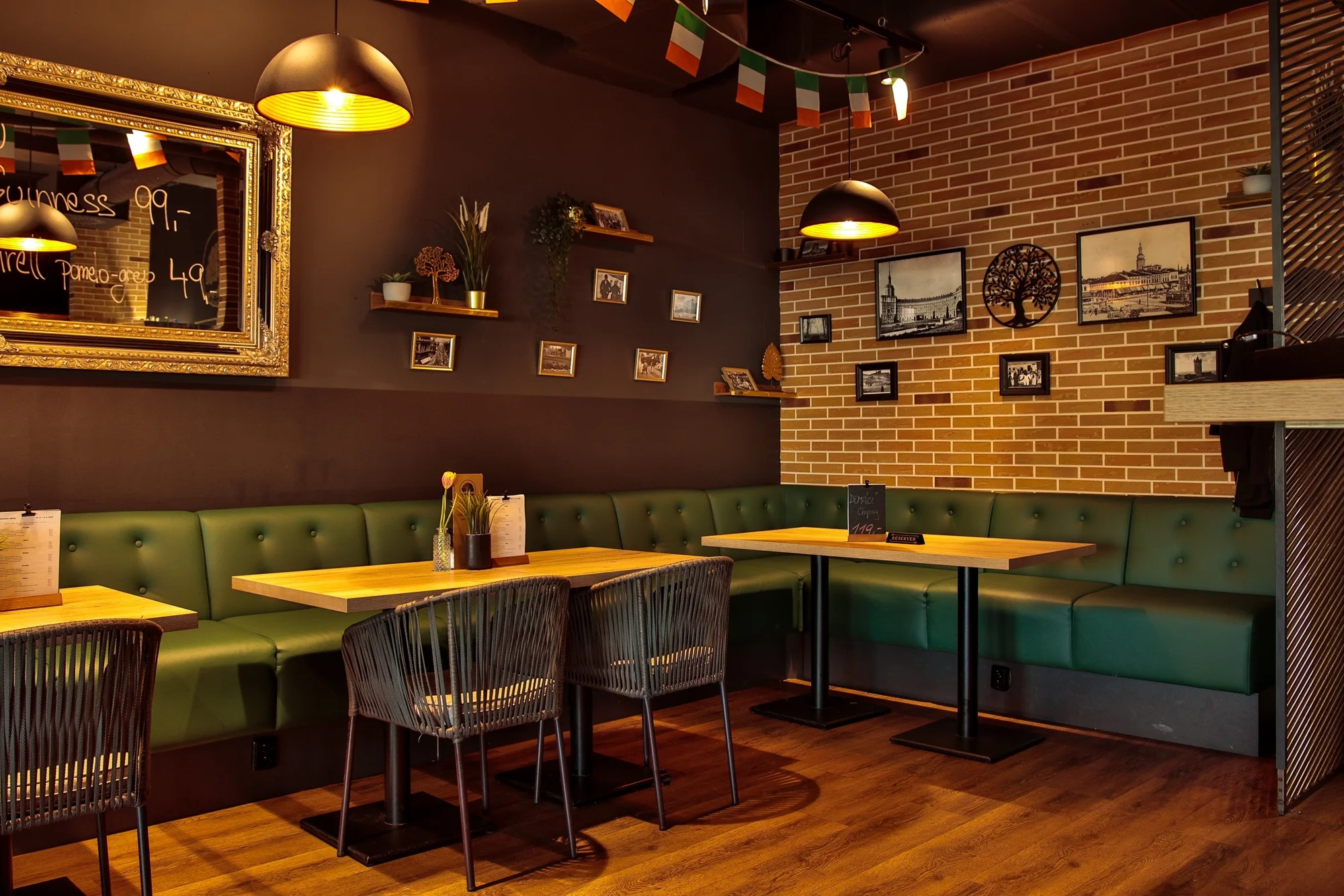 Tříchodové menu pro 2 v netradičním gastropubu: maso naložené v pivu, tatarák i mechový dort
