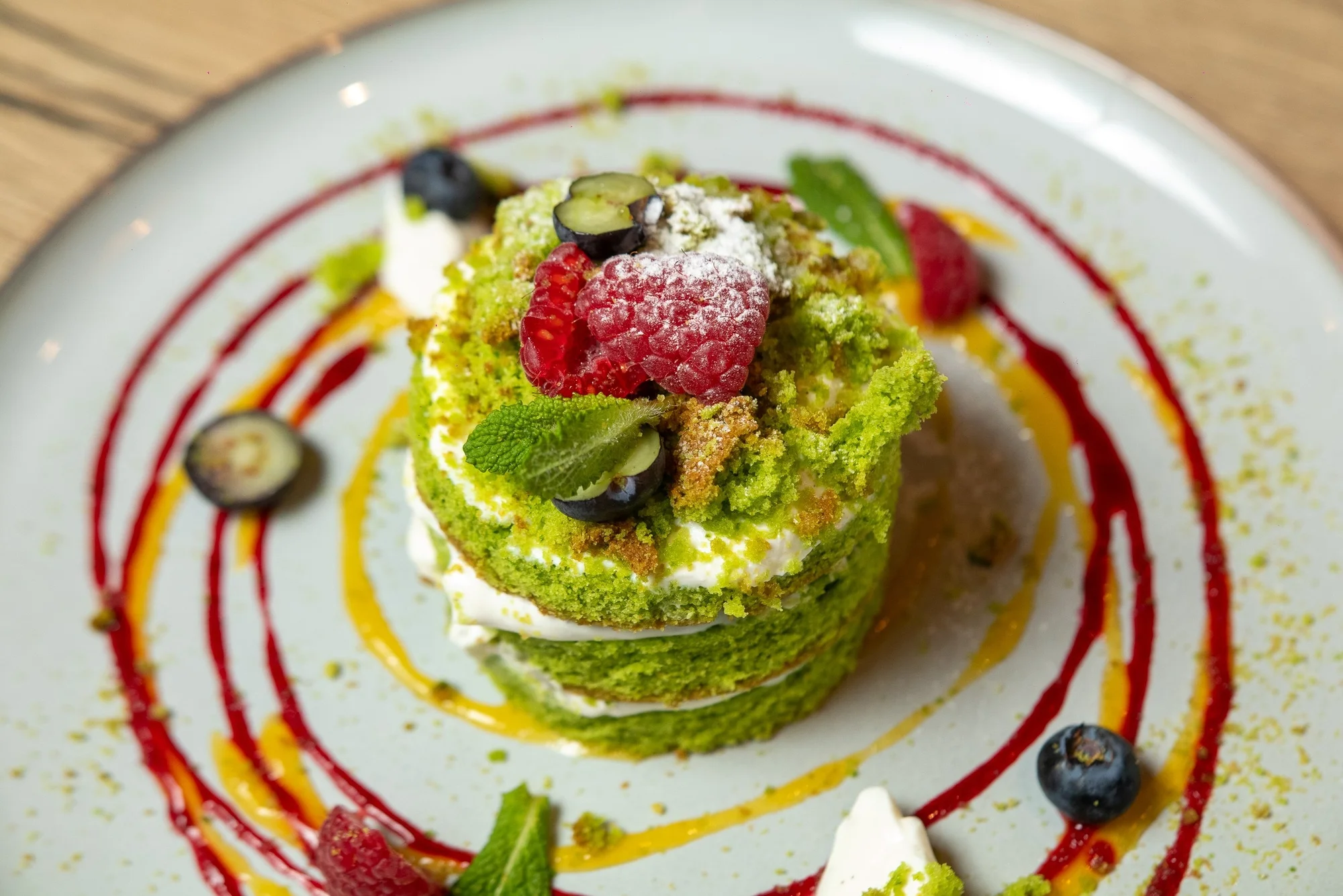 Tříchodové menu pro 2 v netradičním gastropubu: maso naložené v pivu, tatarák i mechový dort