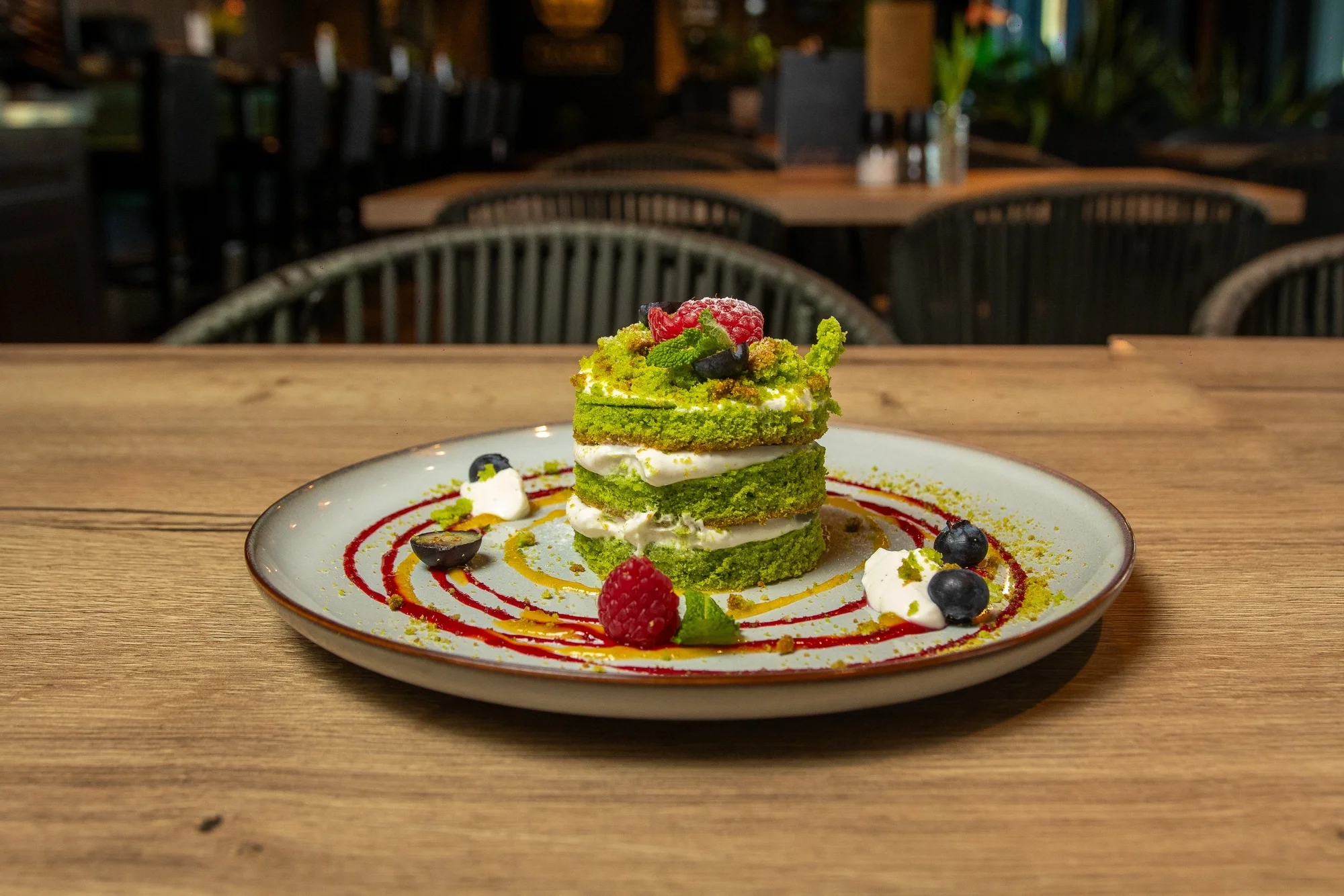 Tříchodové menu pro 2 v netradičním gastropubu: maso naložené v pivu, tatarák i mechový dort