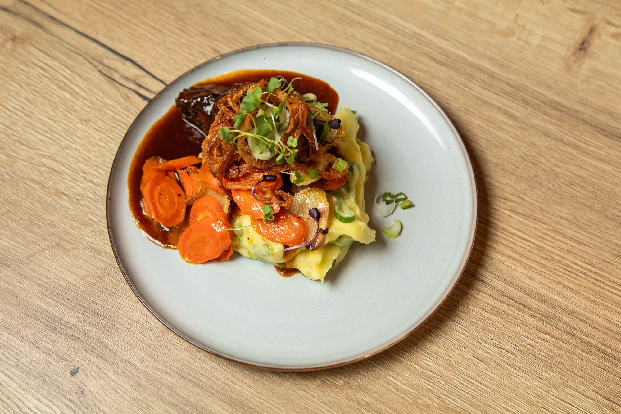 Tříchodové menu pro 2 v netradičním gastropubu: maso naložené v pivu, tatarák i mechový dort