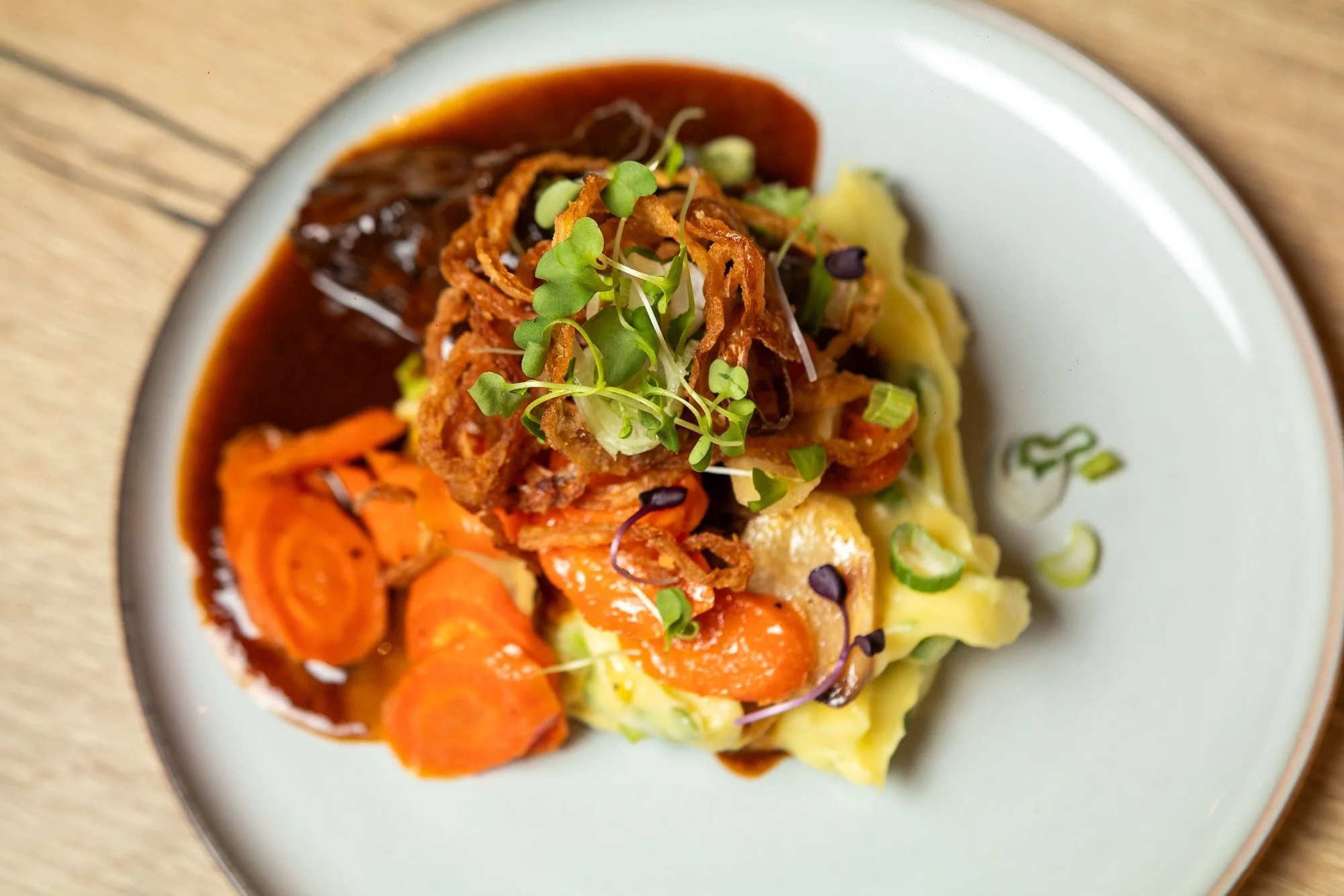 Tříchodové menu pro 2 v netradičním gastropubu: maso naložené v pivu, tatarák i mechový dort