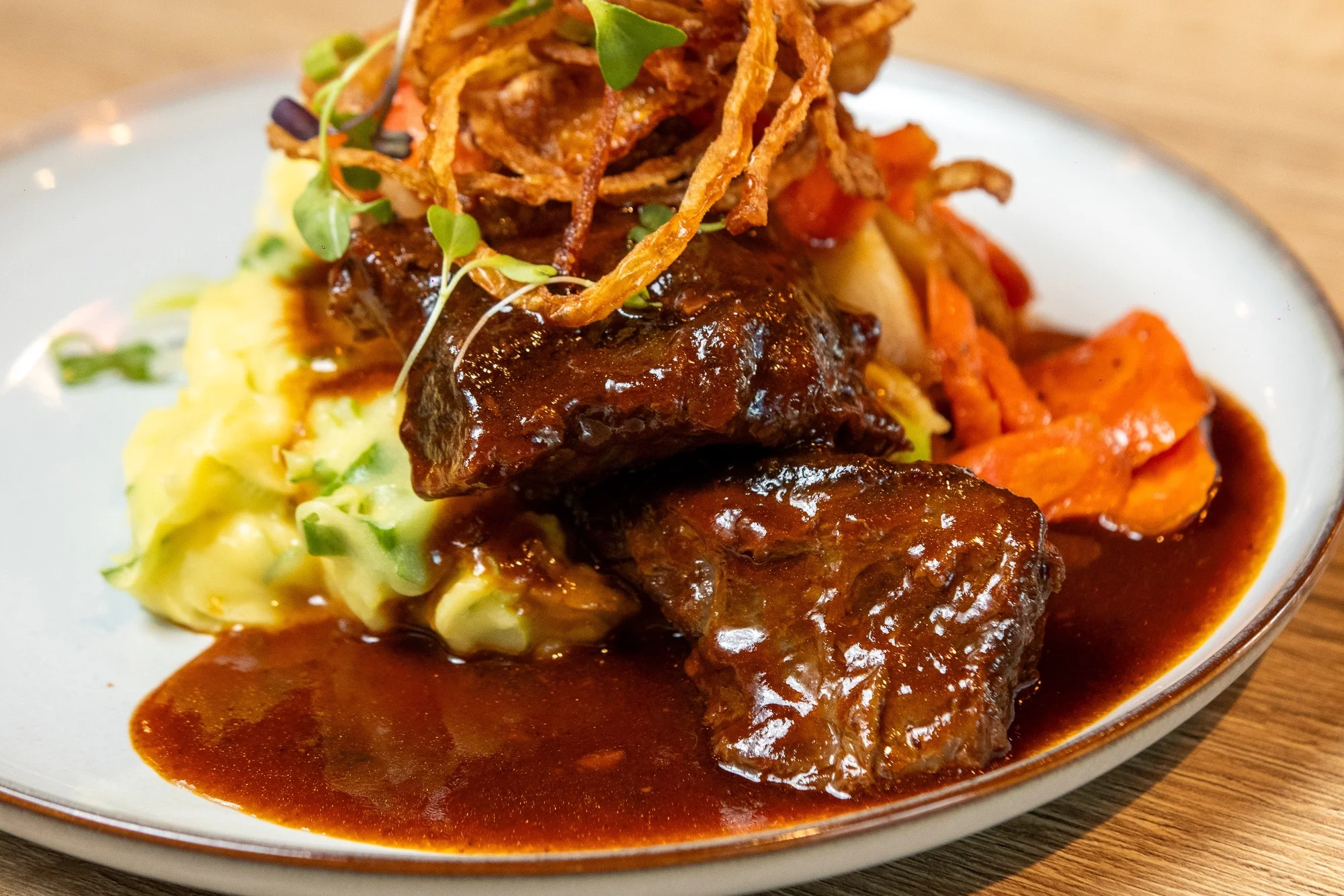 Tříchodové menu pro 2 v netradičním gastropubu: maso naložené v pivu, tatarák i mechový dort