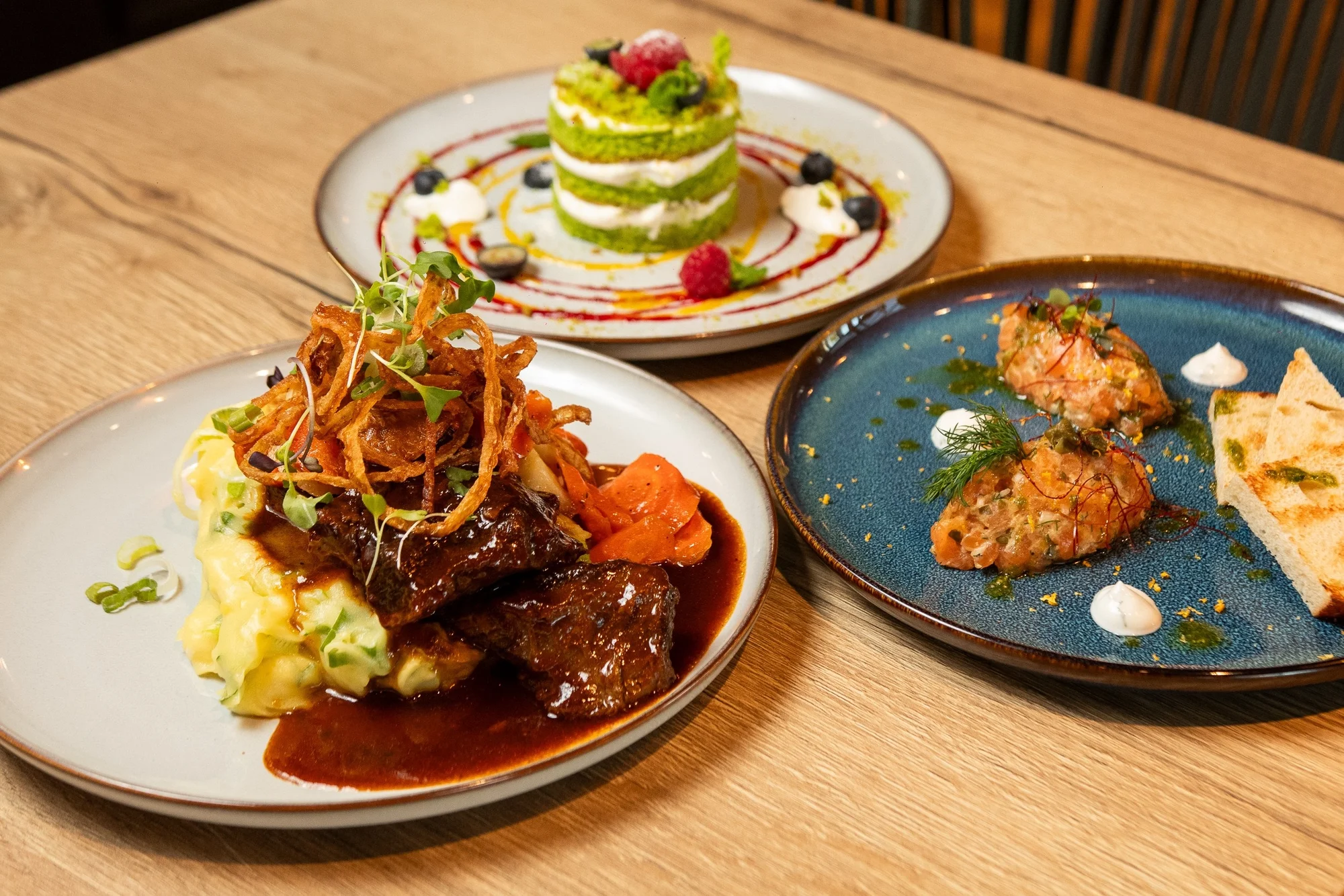 Tříchodové menu pro 2 v netradičním gastropubu: maso naložené v pivu, tatarák i mechový dort