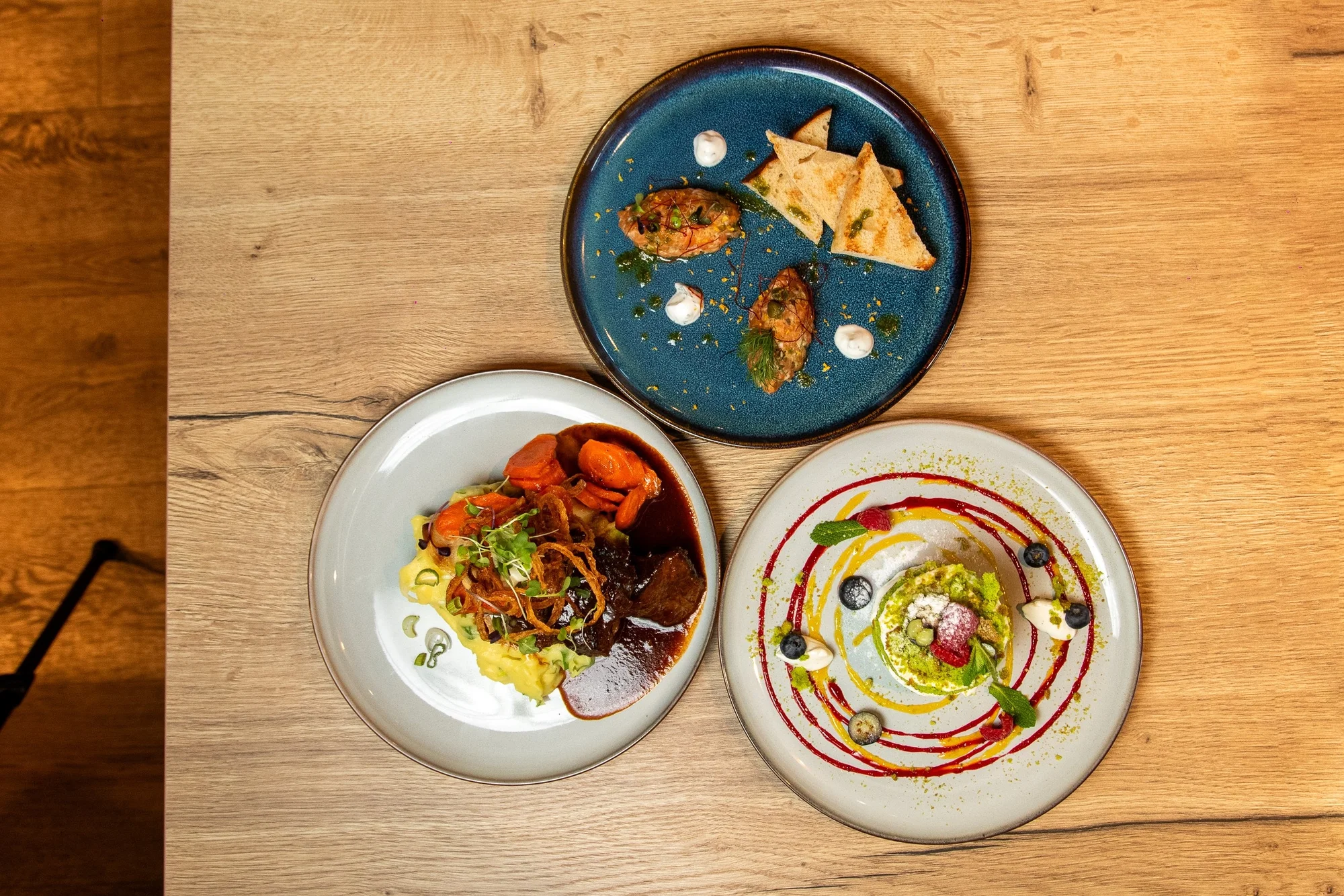 Tříchodové menu pro 2 v netradičním gastropubu: maso naložené v pivu, tatarák i mechový dort