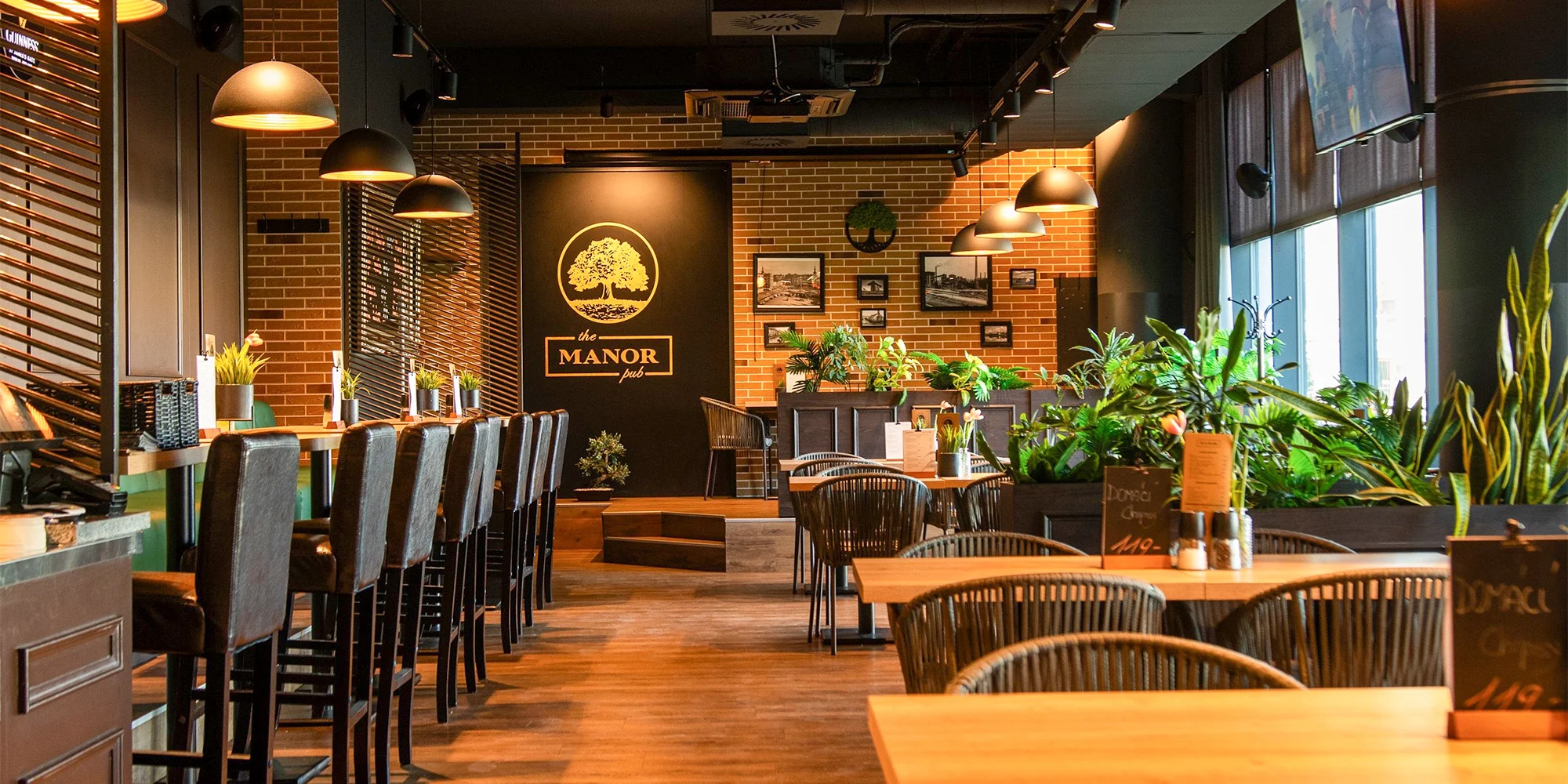 Tříchodové menu pro 2 v netradičním gastropubu: maso naložené v pivu, tatarák i mechový dort