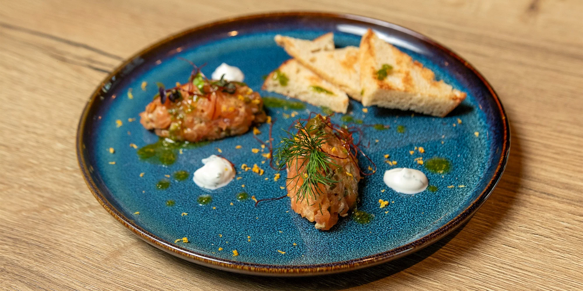 Tříchodové menu pro 2 v netradičním gastropubu: maso naložené v pivu, tatarák i mechový dort