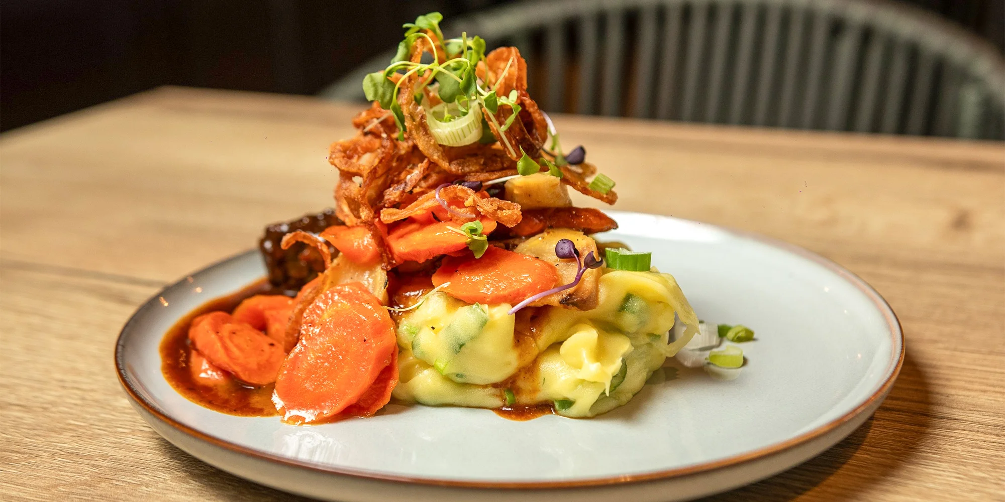 Tříchodové menu pro 2 v netradičním gastropubu: maso naložené v pivu, tatarák i mechový dort