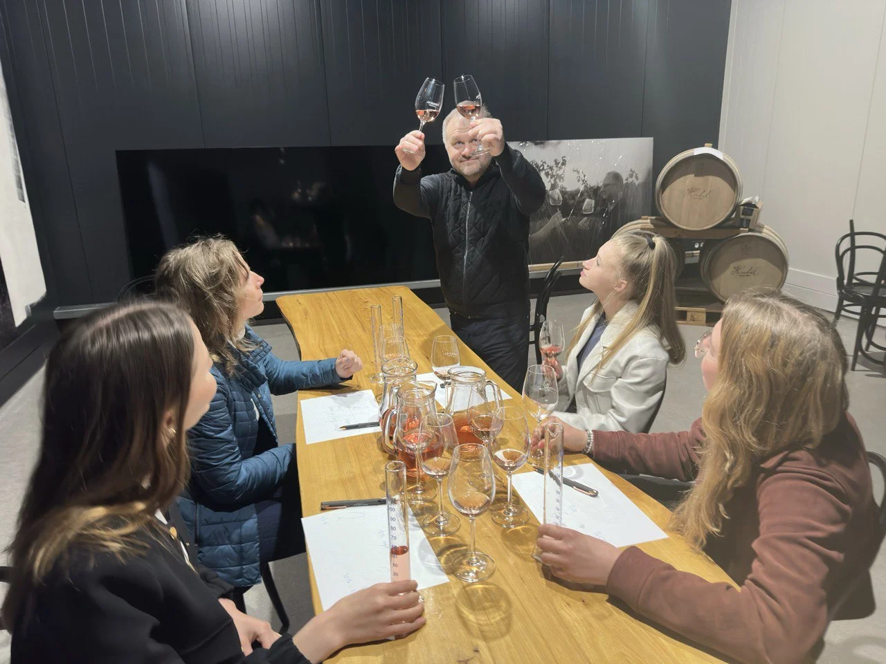 Degustace vín Staň se vinařem: ochutnávka 8 vzorků, bezedný džbán i tvorba vlastního vína