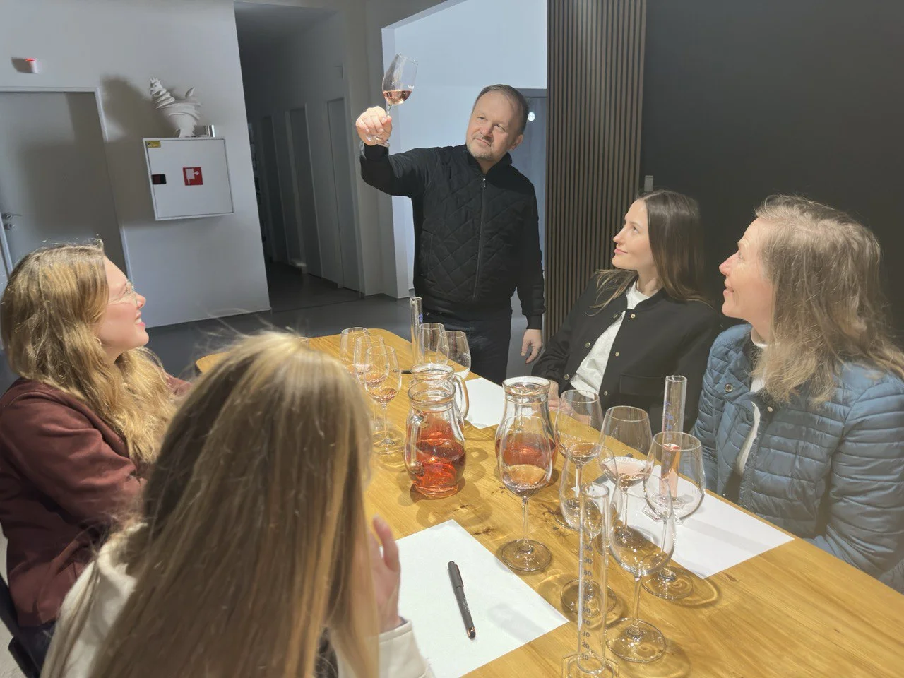 Degustace vín Staň se vinařem: ochutnávka 8 vzorků, bezedný džbán i tvorba vlastního vína